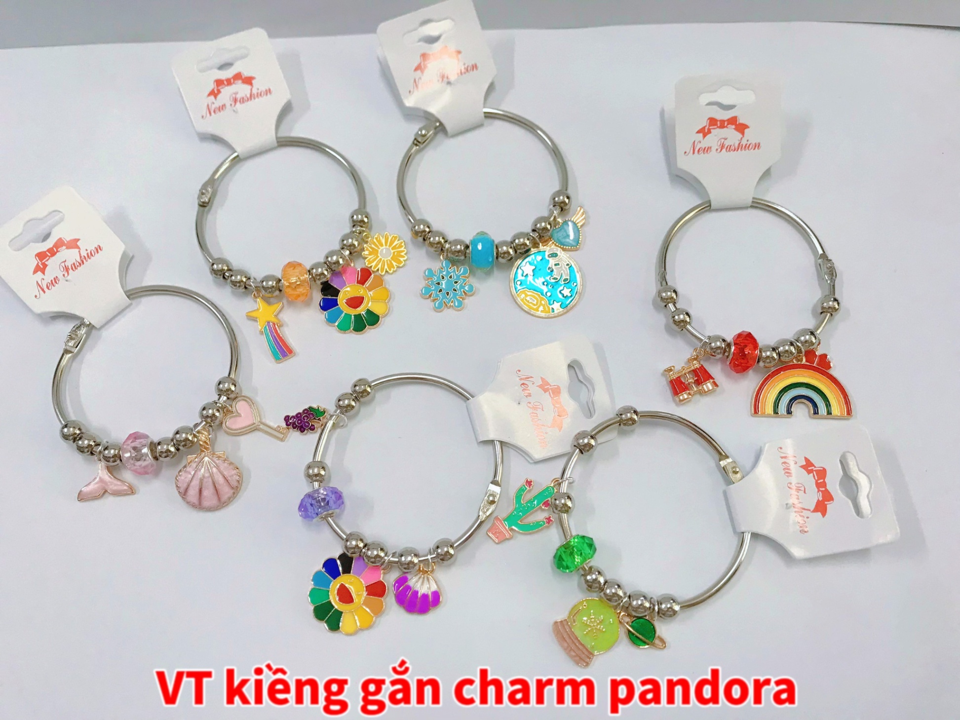 Vòng tay kiềng gắn charm pandora