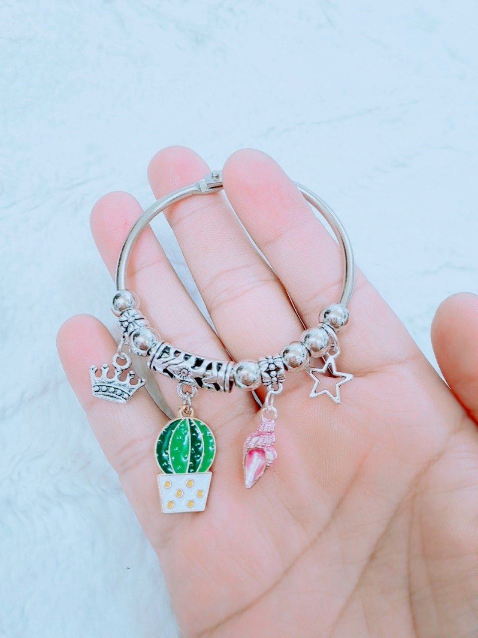 Vòng tay kiềng gắn charm mới