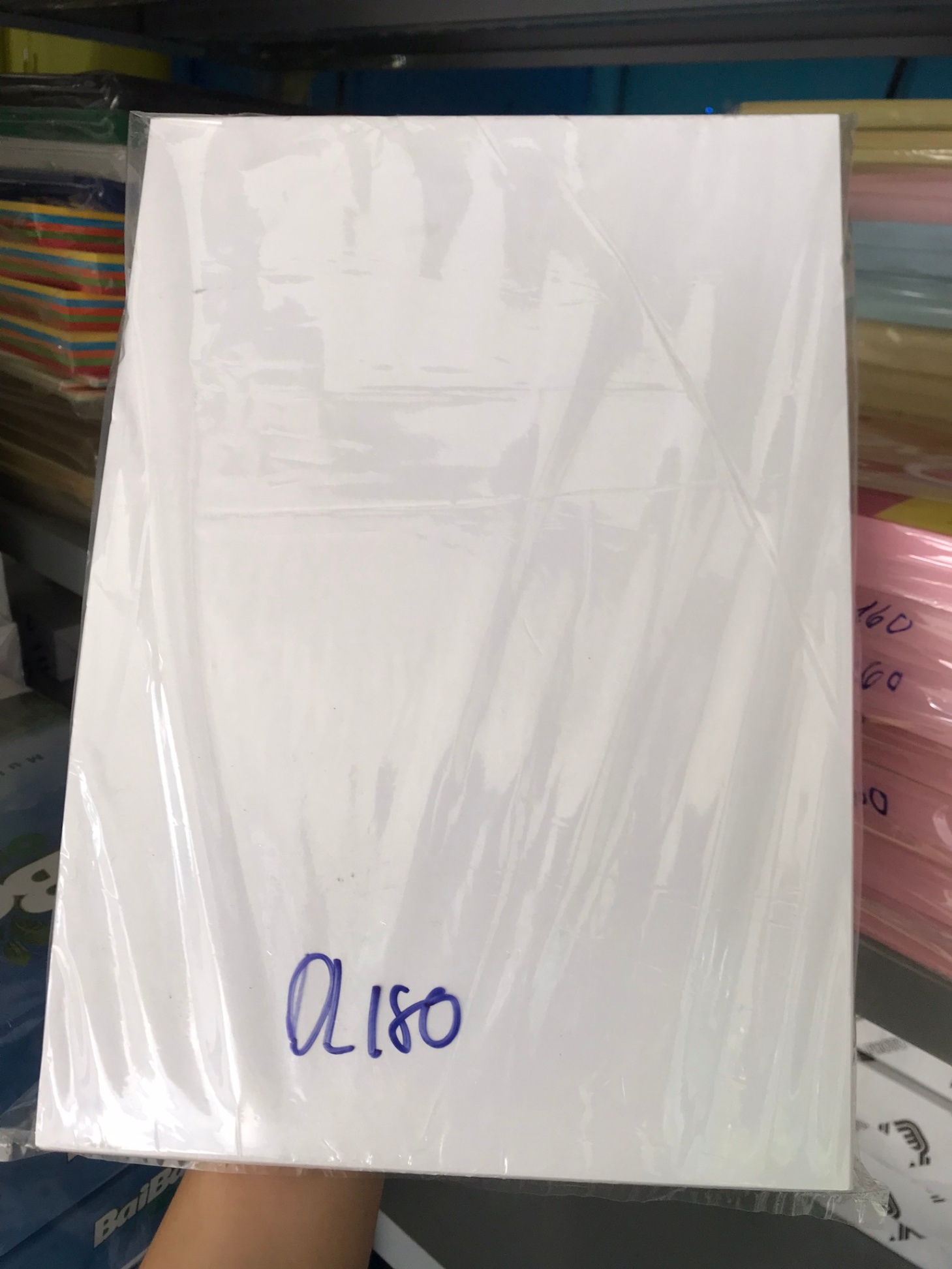 Giấy A4 Bìa dày ĐL180 - Trắng (HĐ 8%)