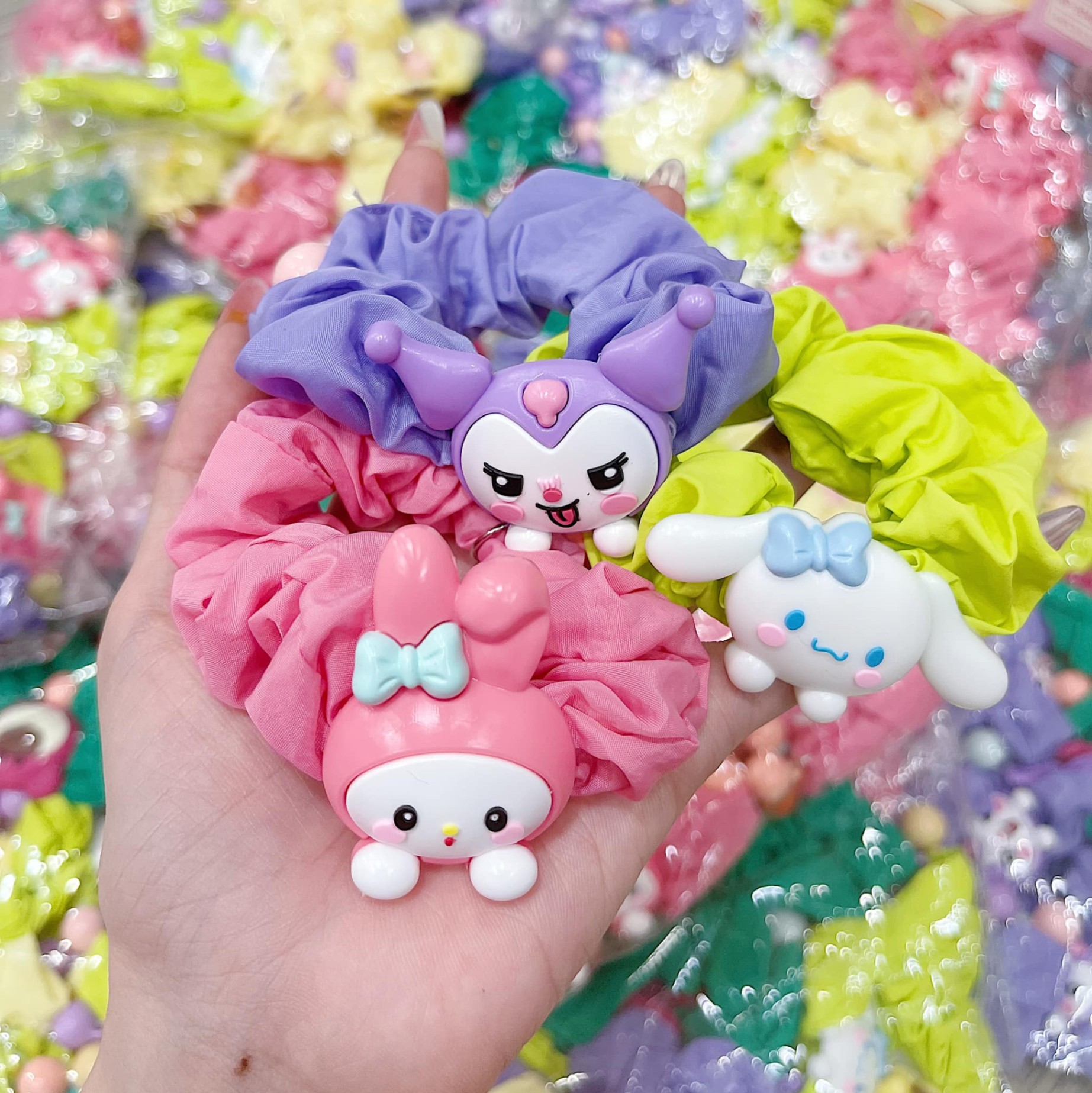 Scrunchies đẹp gắn charm