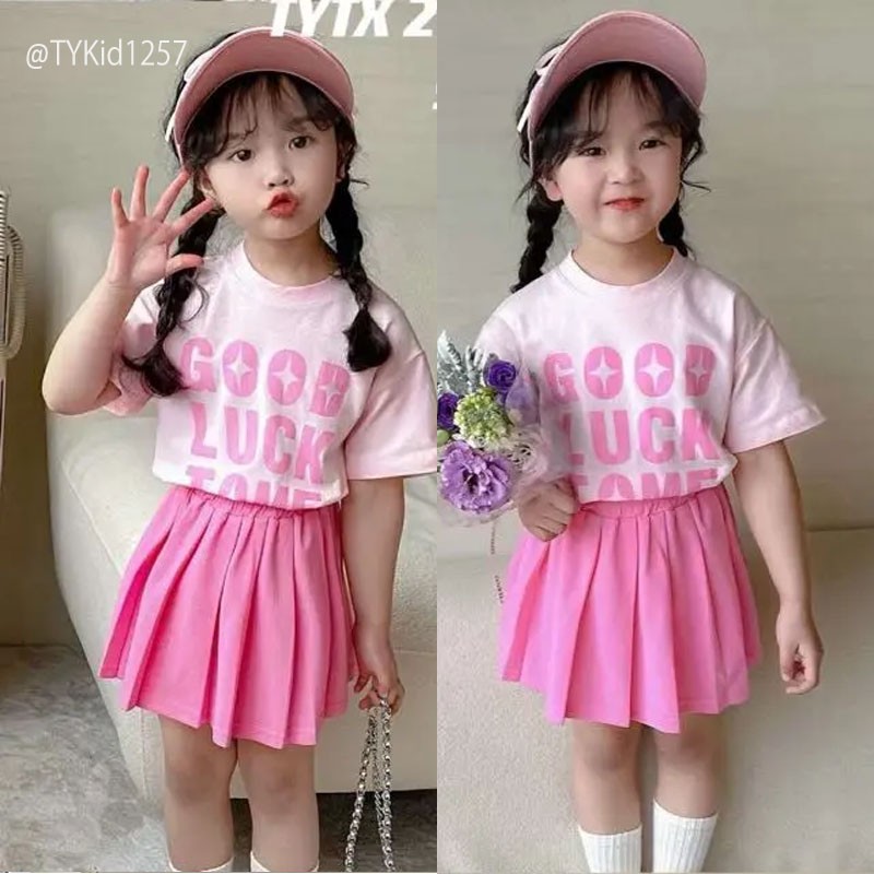 S1257-Quần áo hè bé gái, set áo thun chữ hồng và chân váy xếp ly Tiểu Yến KID