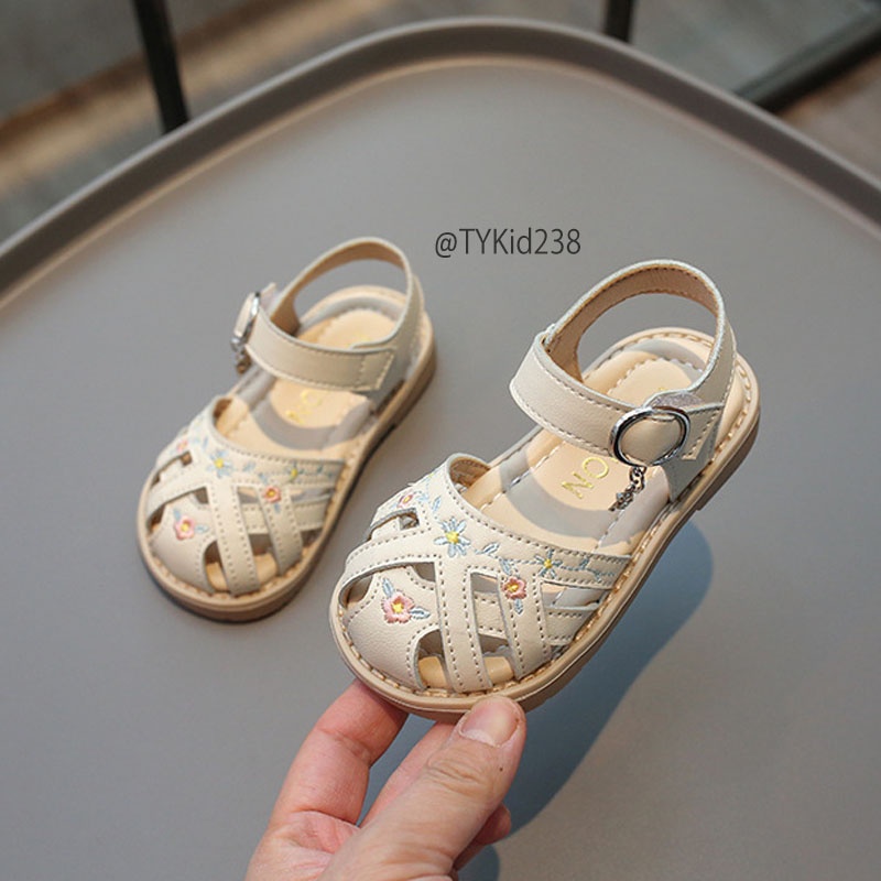 G238-Sandal hè bé gái, dáng mũi rọ thêu hoa chất da mềm Tiểu Yến KID