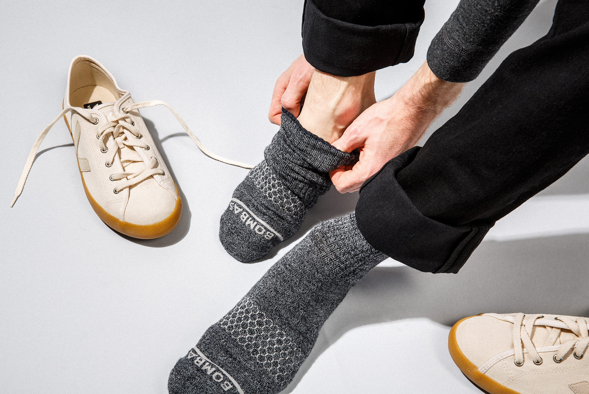 Cách mang giày Sneaker với tất
