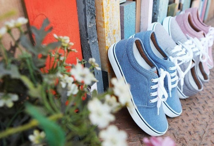 Không để giày Sneaker dưới ánh nắng trực tiếp