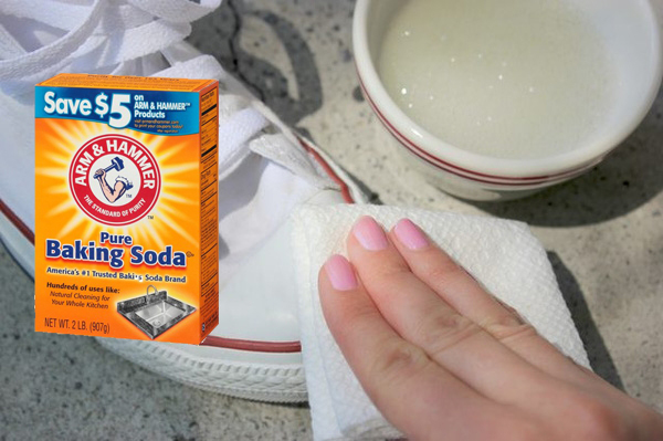 Giặt dây giày trắng bằng baking soda