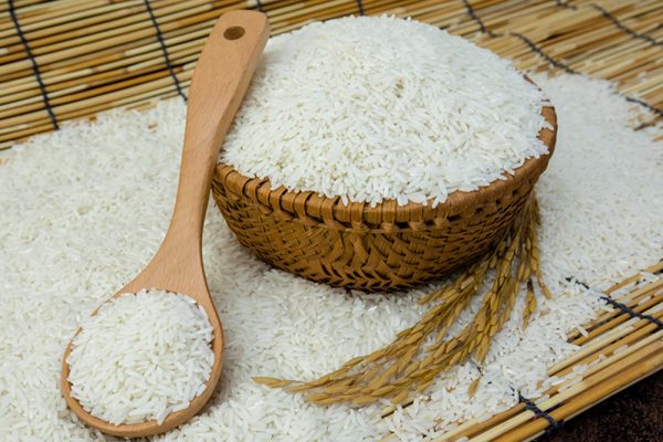 Cách làm giày mau khô bằng gạo