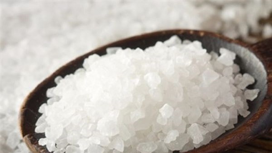 Giúp giày mau khô bằng muối ăn