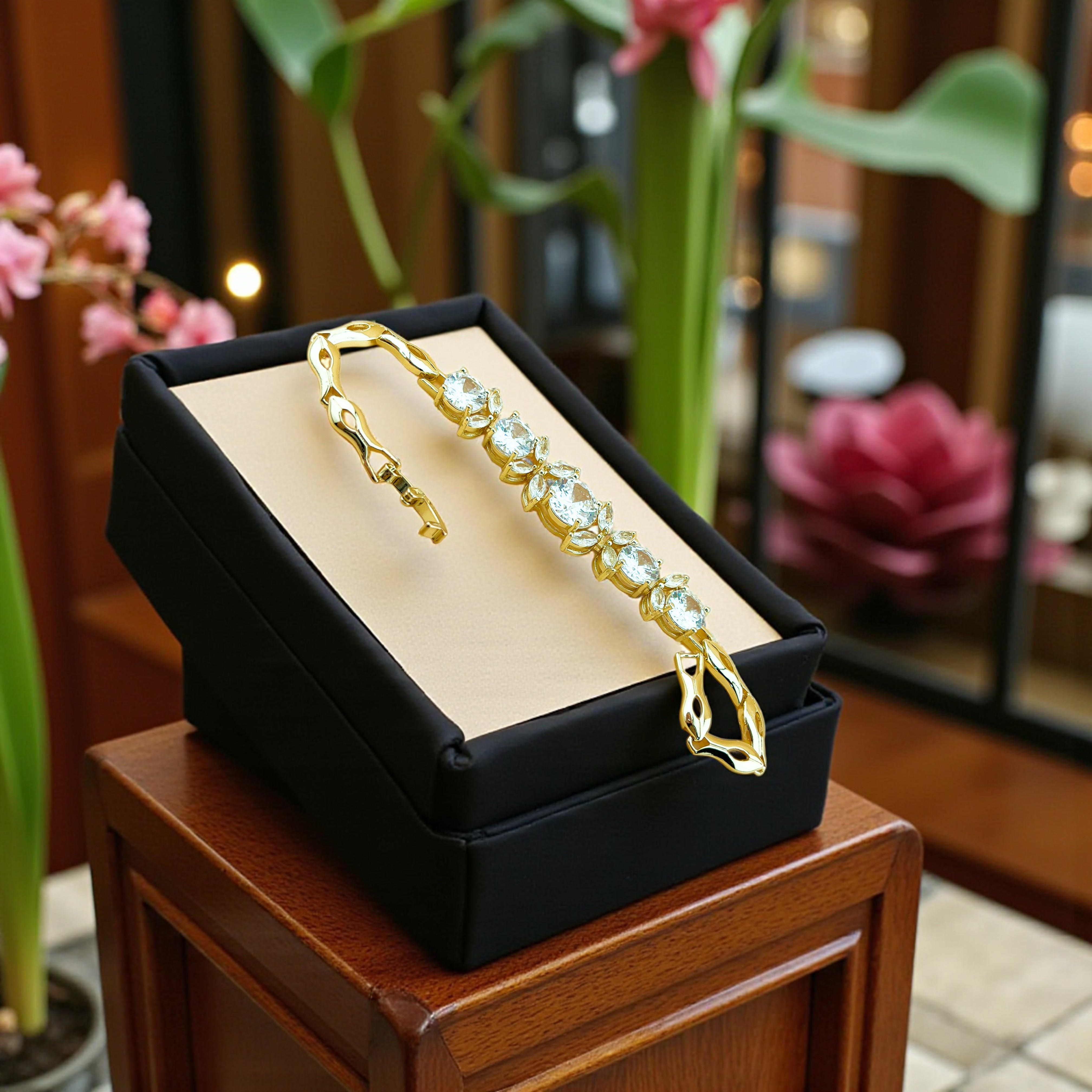 LT03 - Lắc tay hợp kim, mạ vàng 18k, đính đá sang trọng, họa tiết cách điệu sang trọng