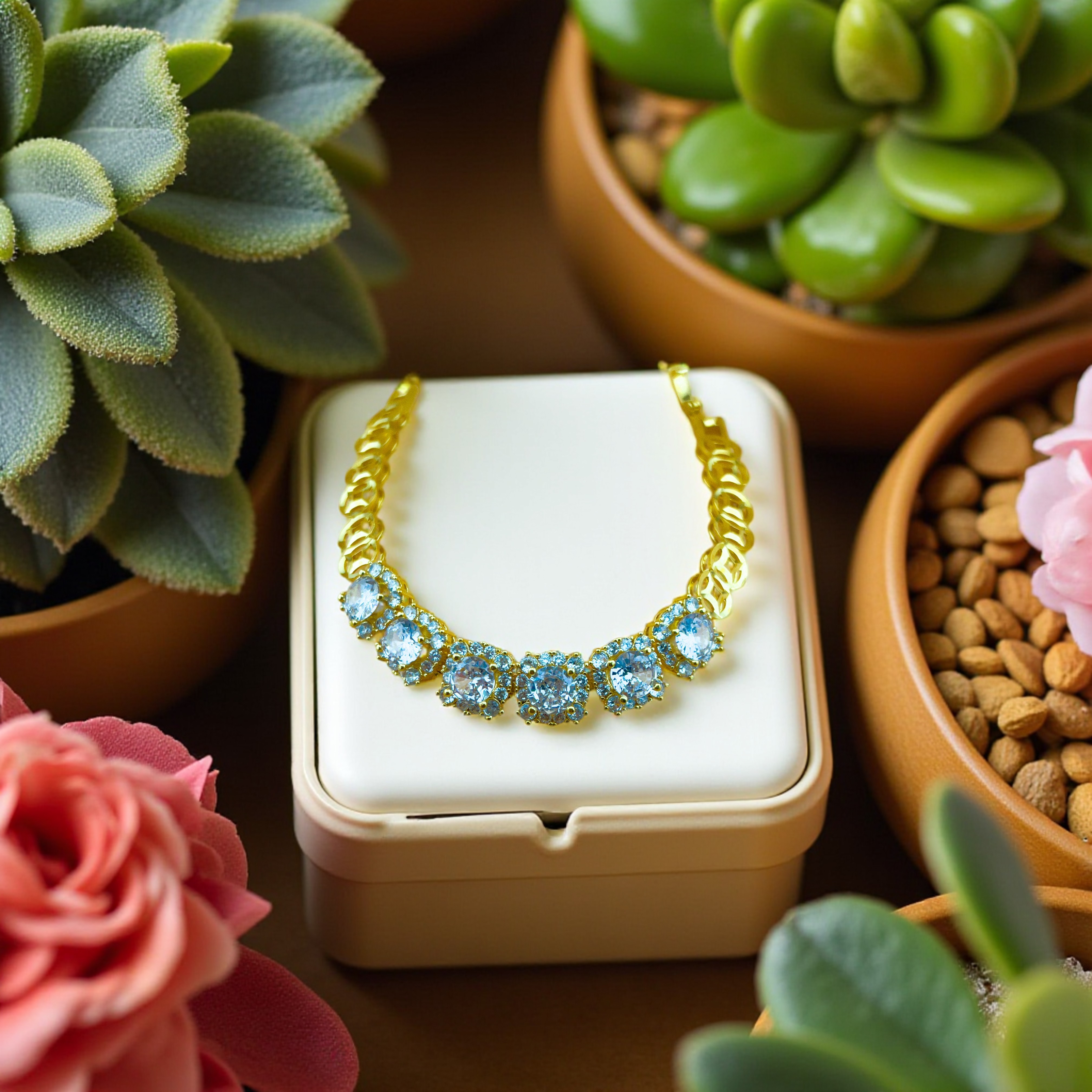 LT05 - Lắc tay hợp kim, mạ vàng 18k, đính đá sang trọng, họa tiết cách điệu sang trọng