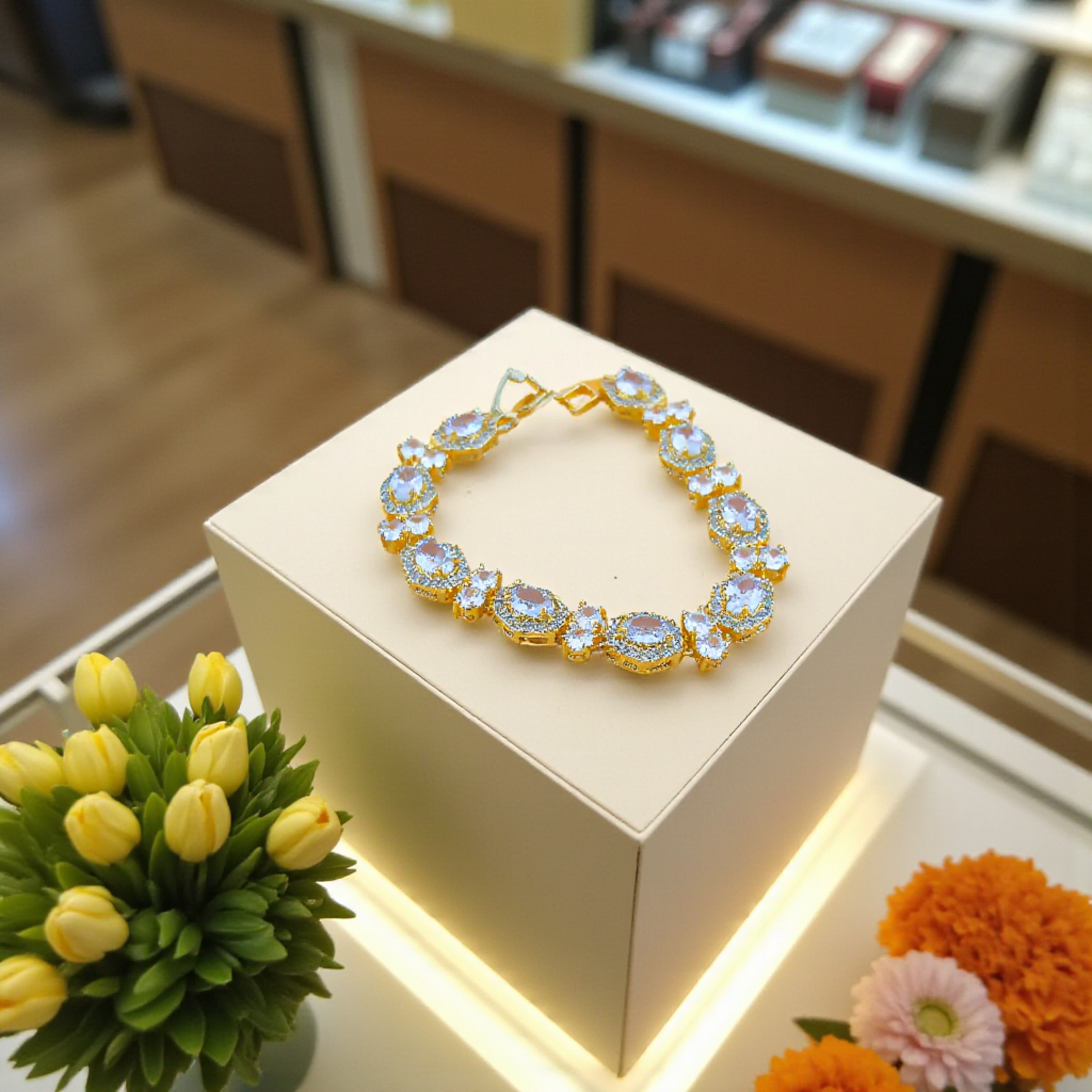 LT06 - Lắc tay hợp kim, mạ vàng 18k, đính đá sang trọng, họa tiết cách điệu sang trọng