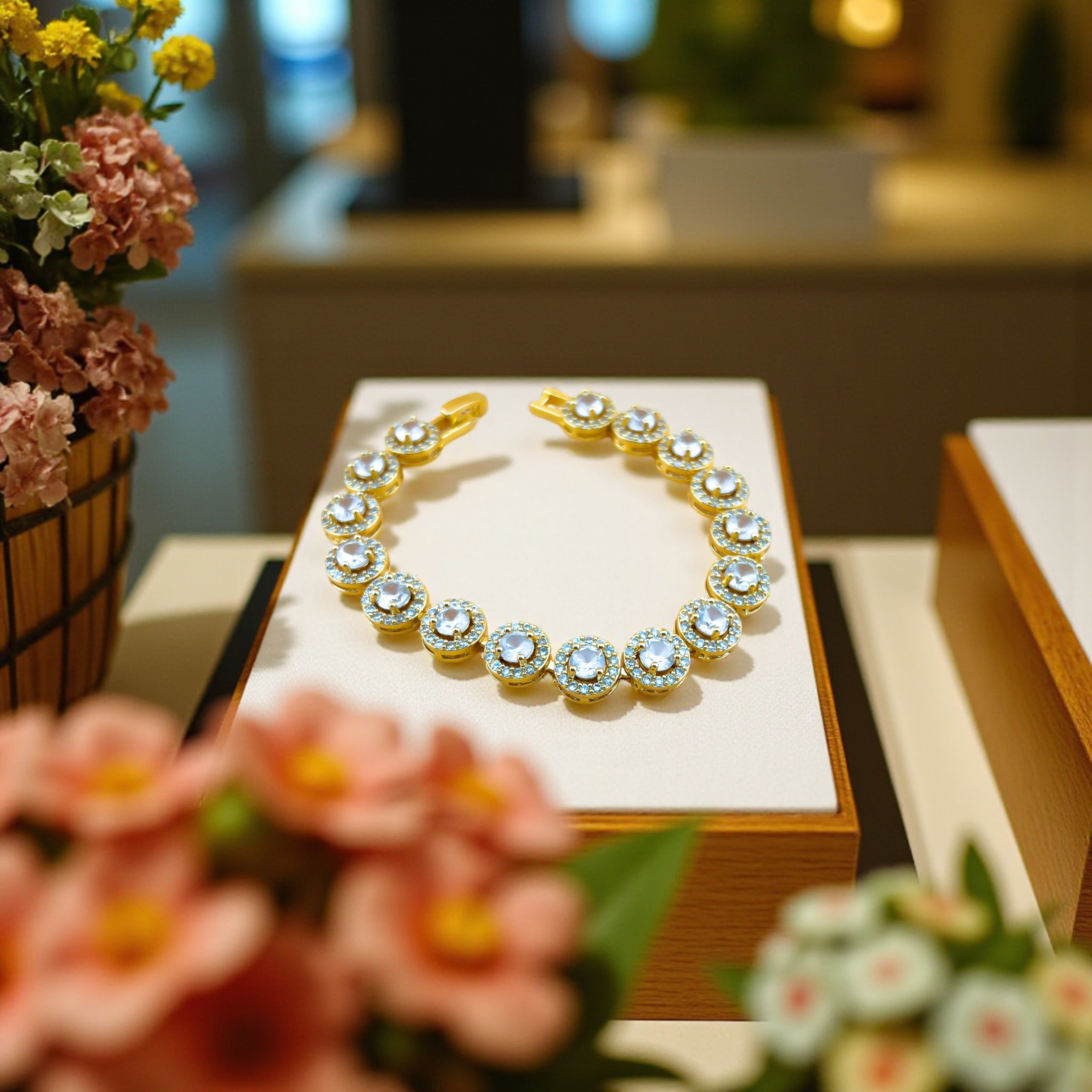 LT07 - Lắc tay hợp kim, mạ vàng 18k, đính đá sang trọng, họa tiết cách điệu sang trọng