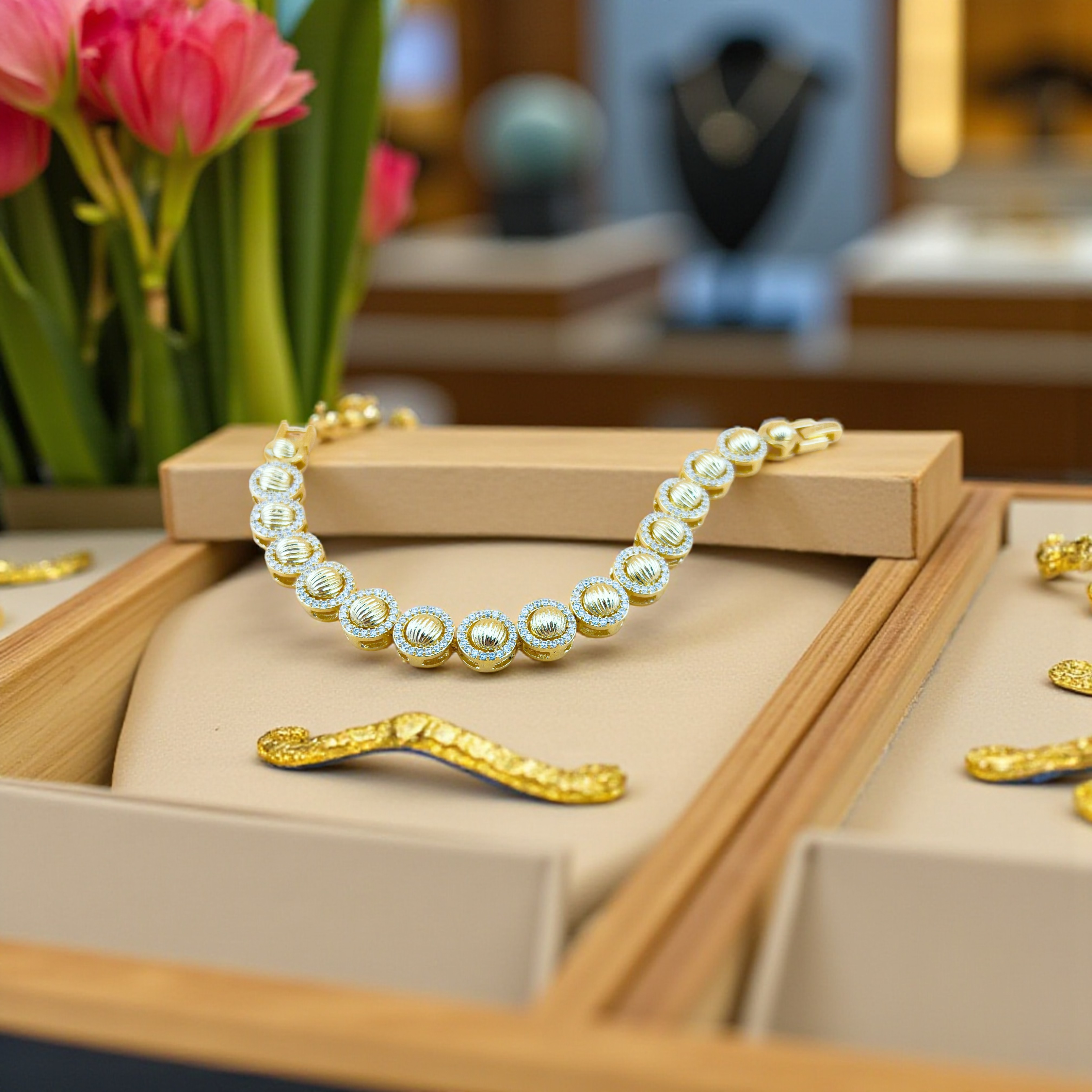 LT19 - Lắc tay hợp kim, mạ vàng 18k, đính đá sang trọng, họa tiết cách điệu sang trọng