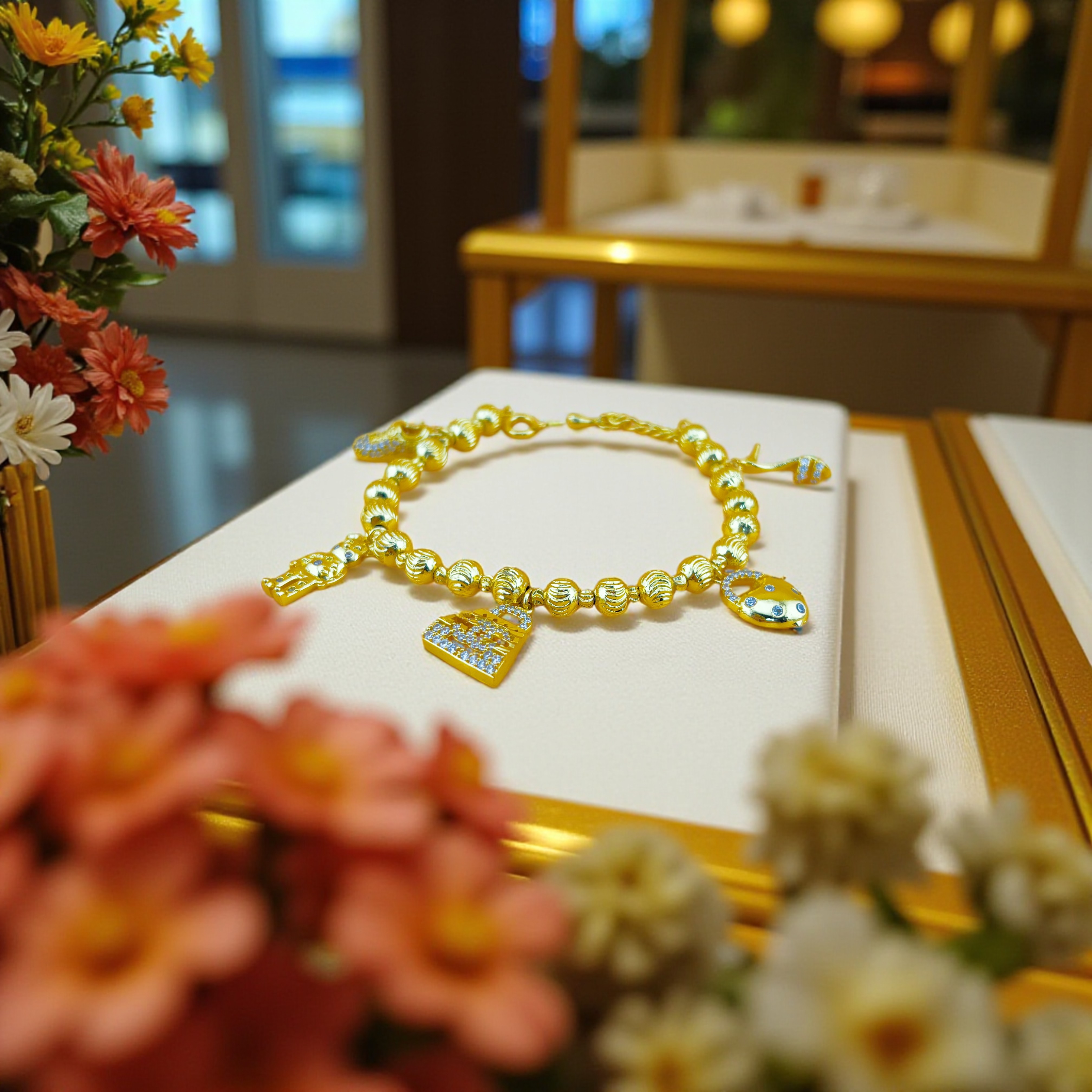 LT21 - Lắc tay hợp kim, mạ vàng 18k, đính đá sang trọng, họa tiết cách điệu sang trọng