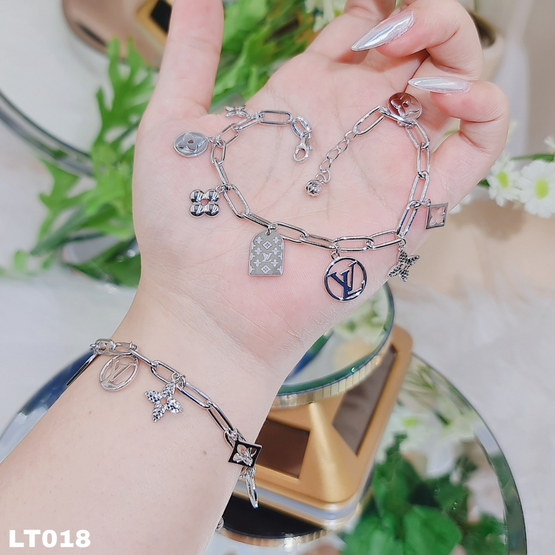 LẮC TAY XÍCH CHARM LV