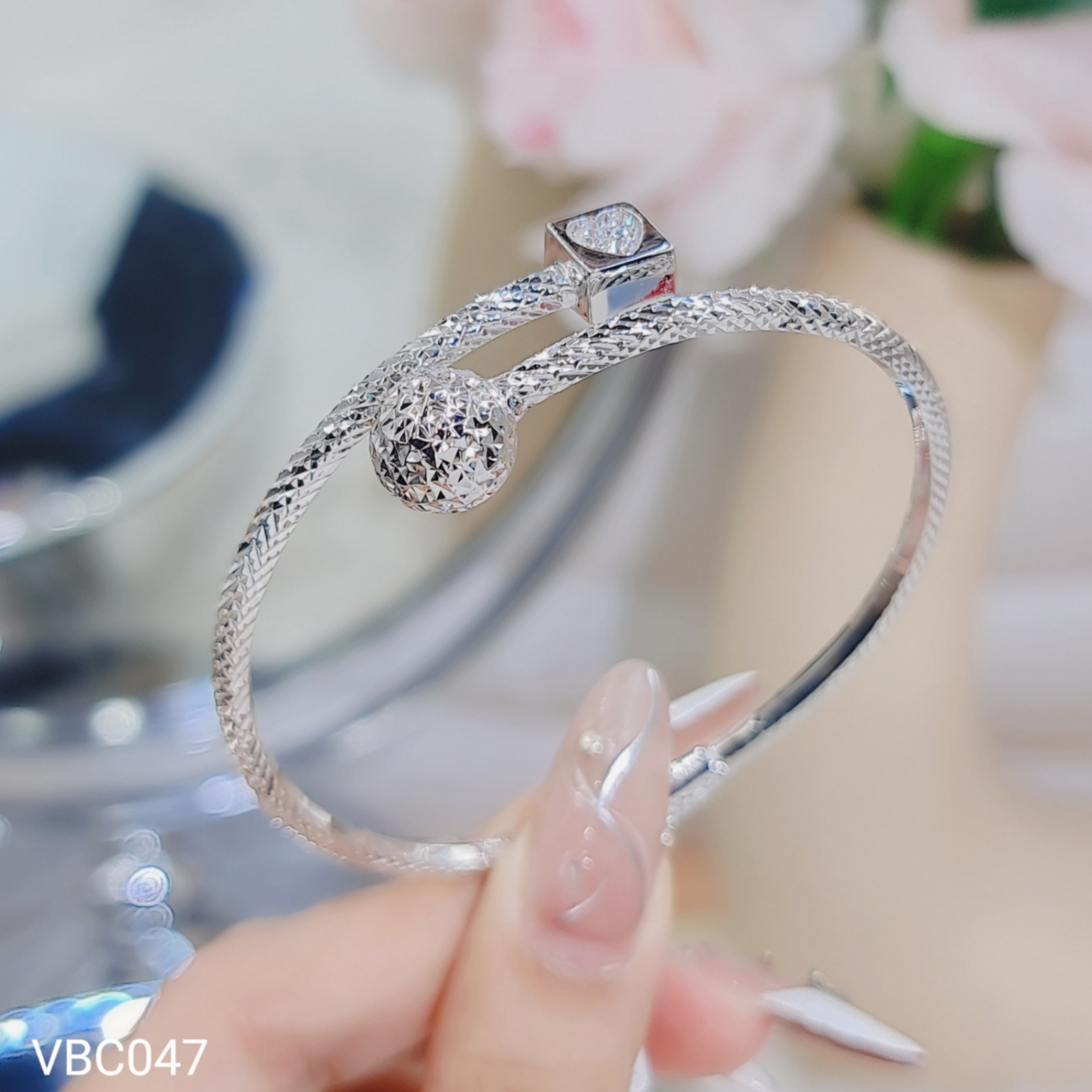 VÒNG TAY TIM HỘT VUÔNG