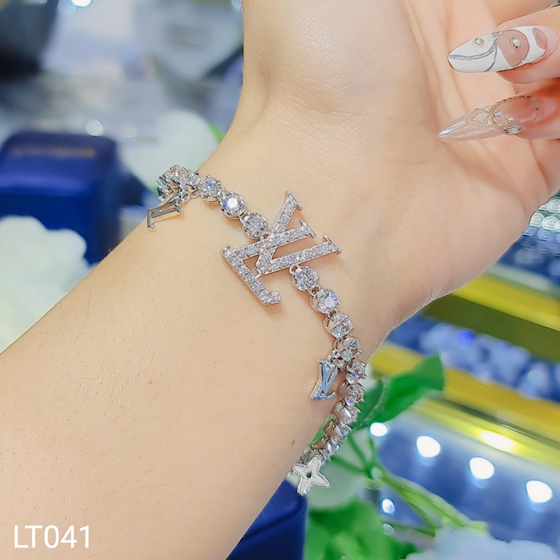 LẮC TAY CHARM LV