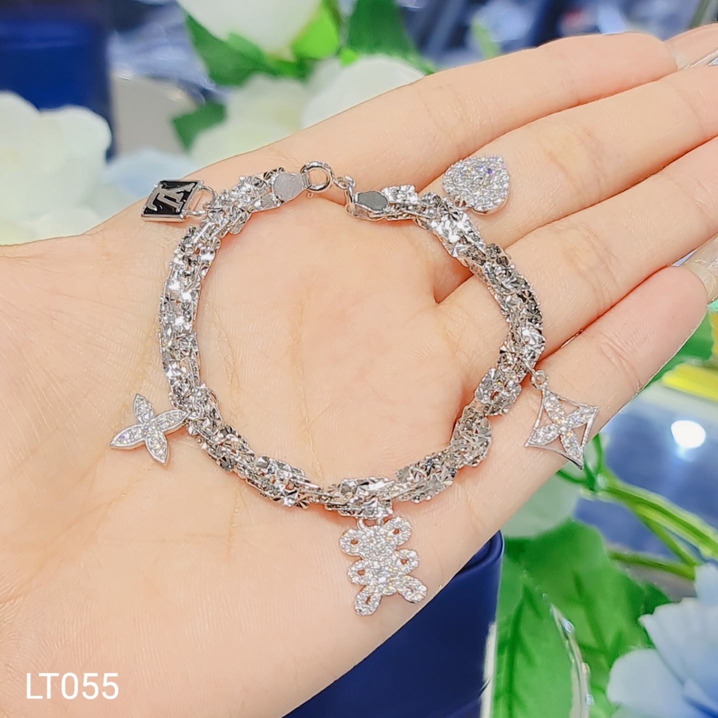 LẮC TAY XOẮN VUÔNG CHARM LV
