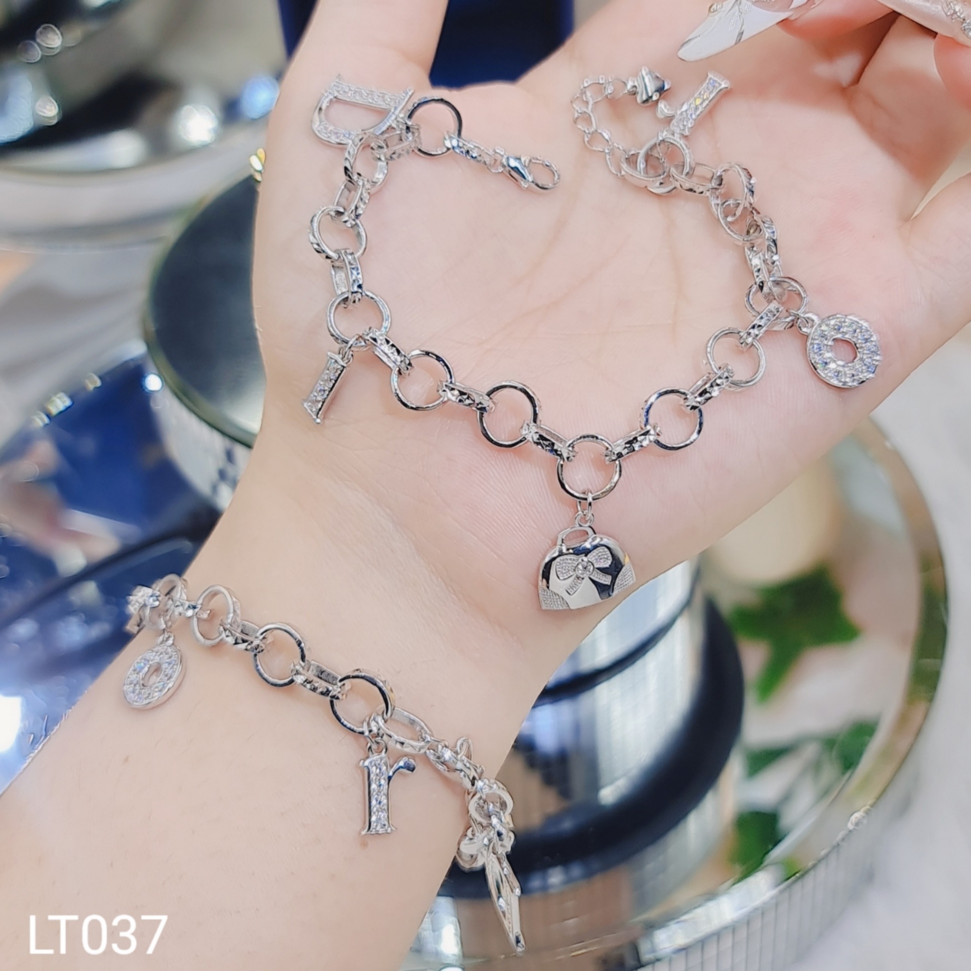 LẮC TAY CHARM CHỮ D
