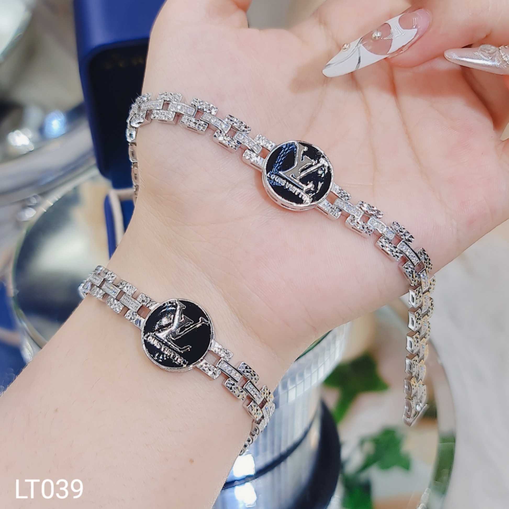 LẮC TAY ĐỒNG HỒ LV