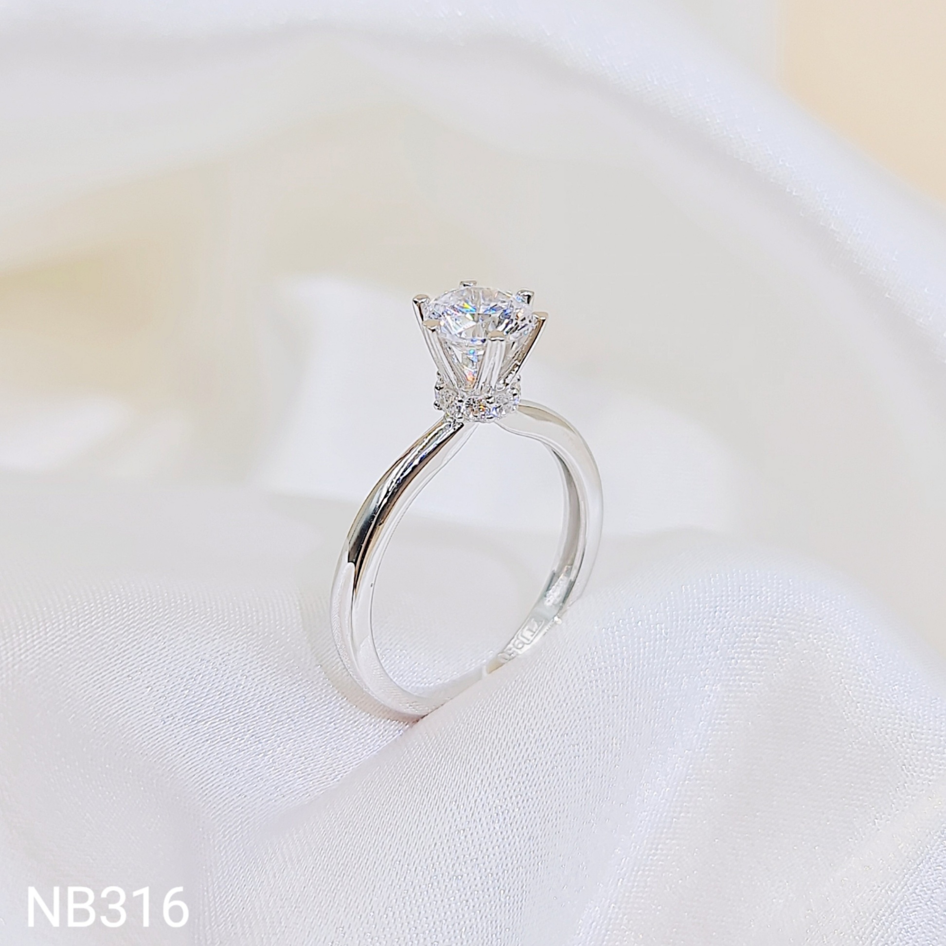 NHẪN 1 HỘT THẮT EO ĐAI TRƠN CHỦ 6LI