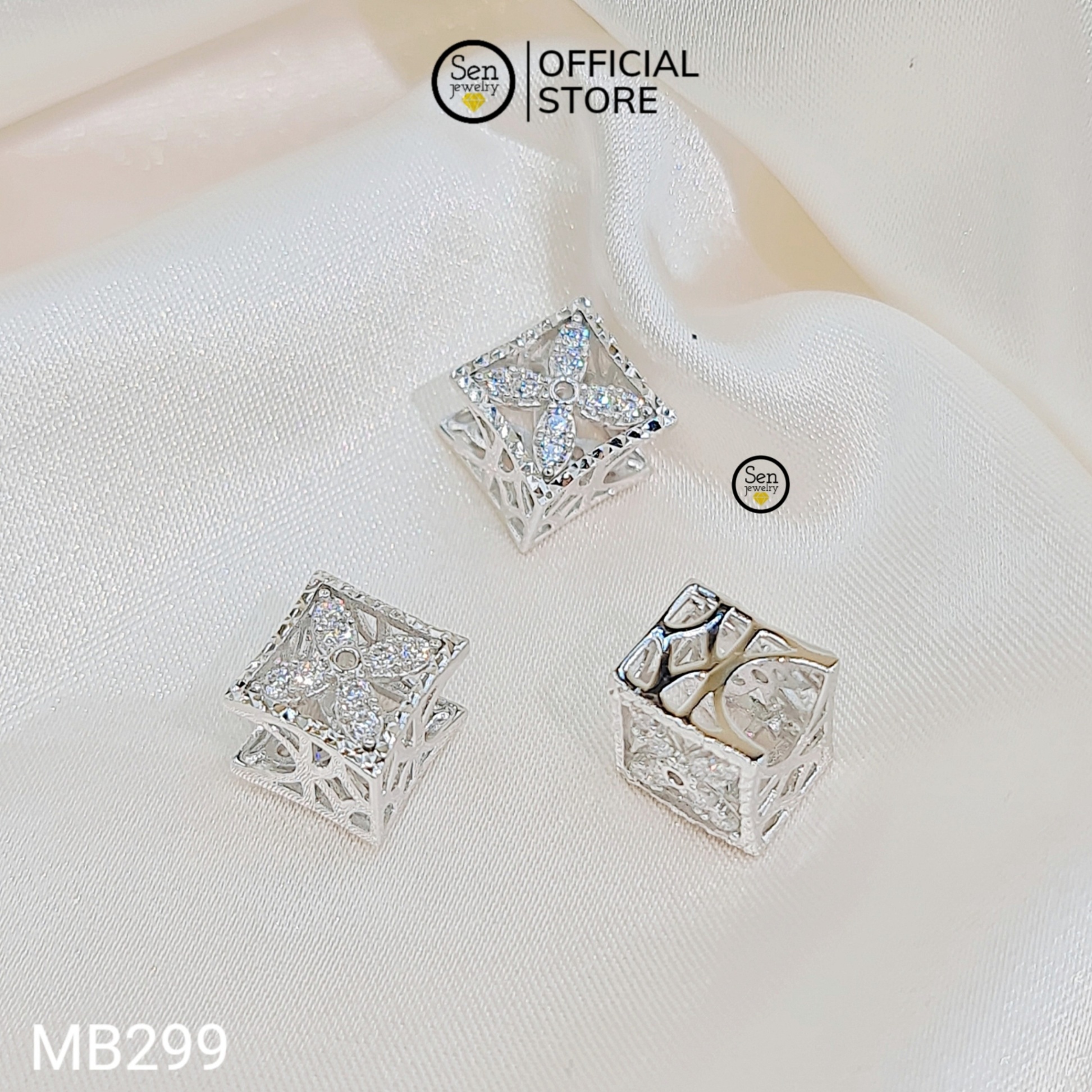 MẶT CHARM VUÔNG CỎ 4 LÁ