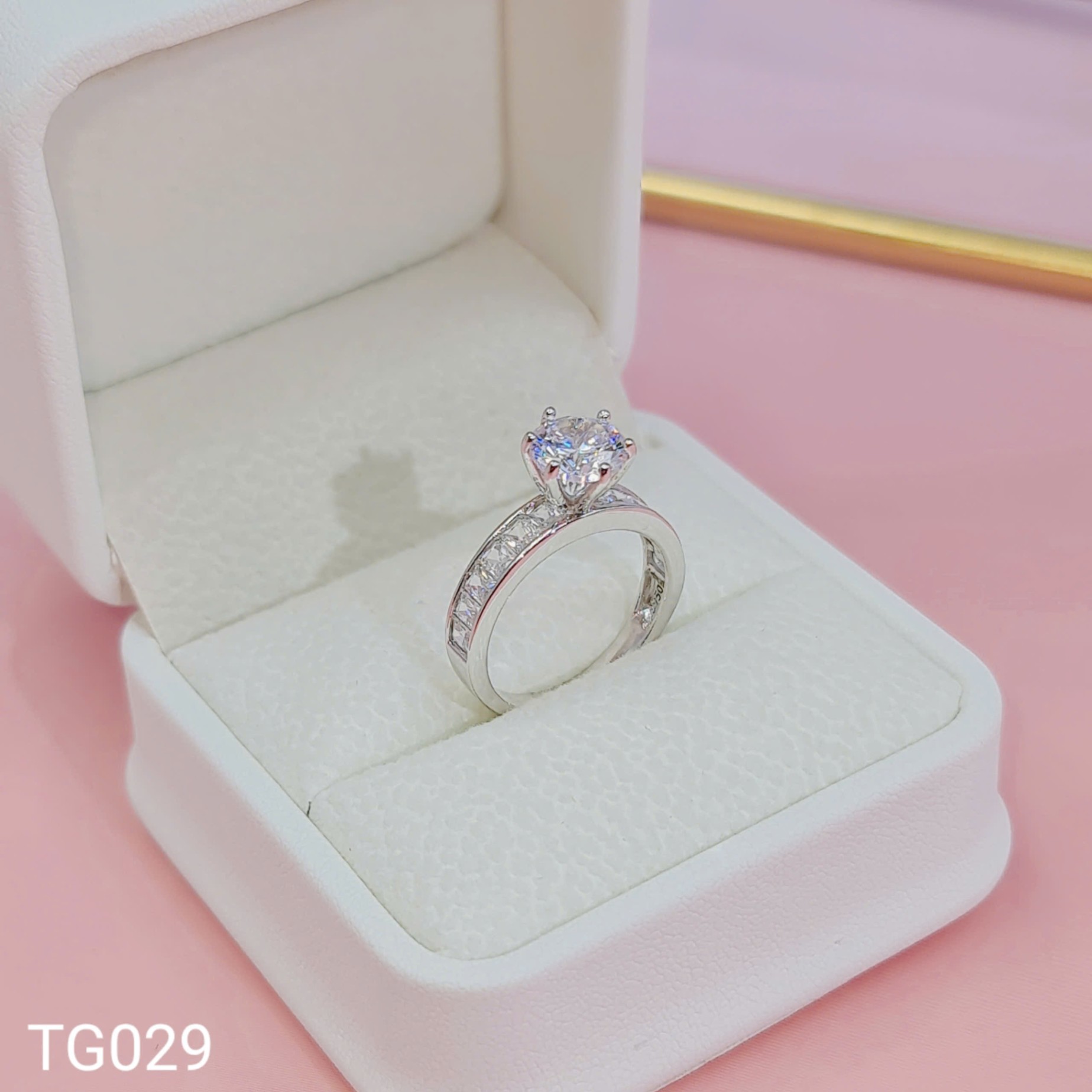 NHẪN 1 HỘT 6 CHẤU 7LI5..