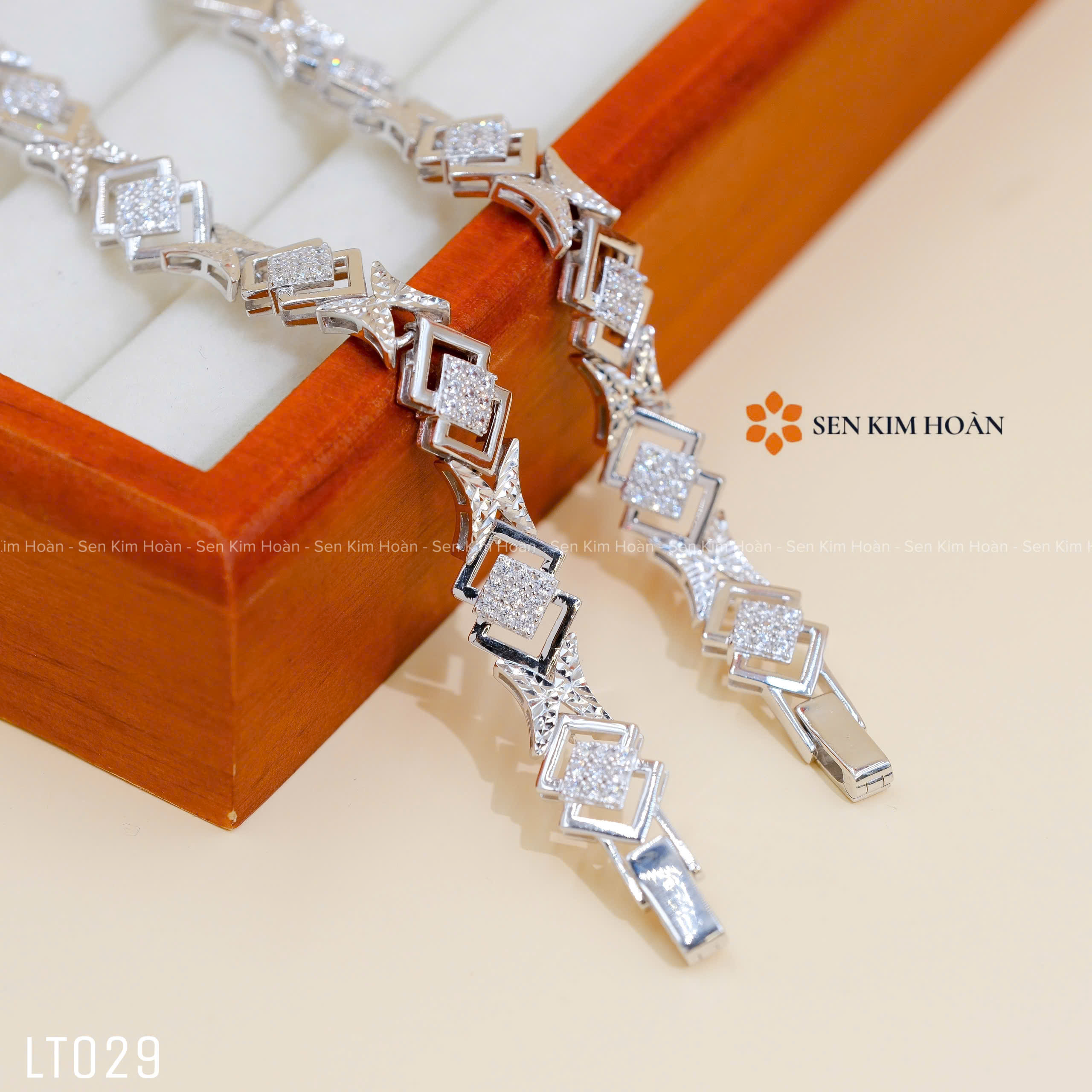 LẮC TAY CÁNH BƯỚM