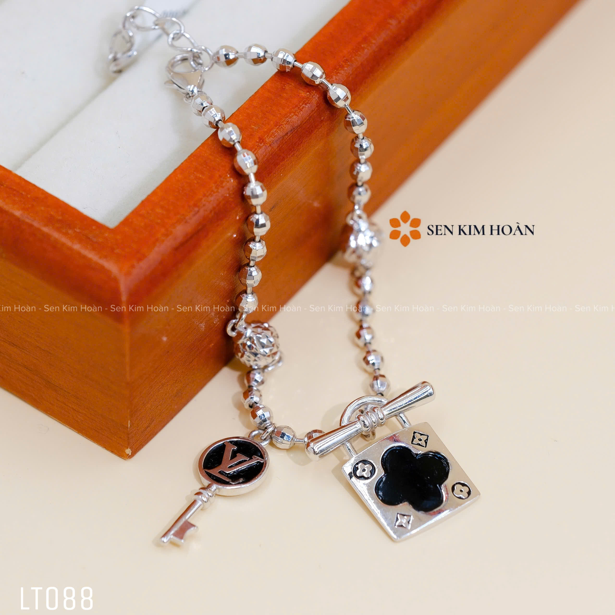 LẮC TAY CHARM LV CAO CẤP