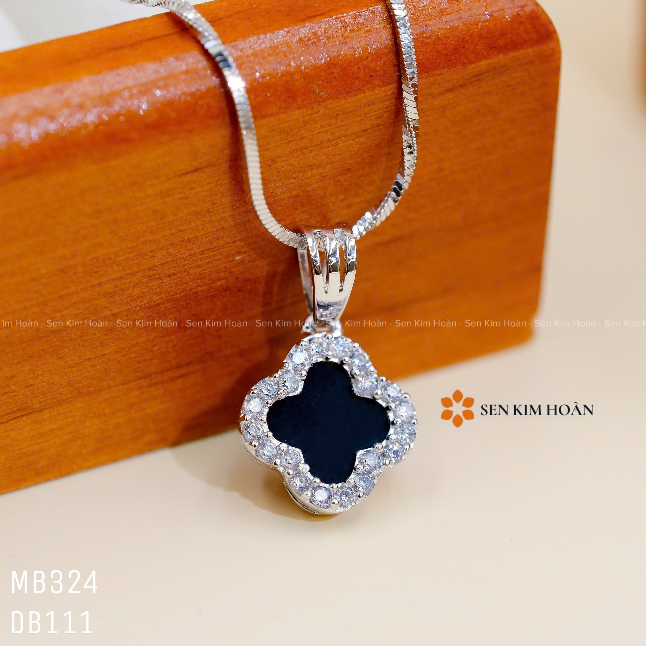 MẶT 4 LÁ ĐEN VIỀN TẤM