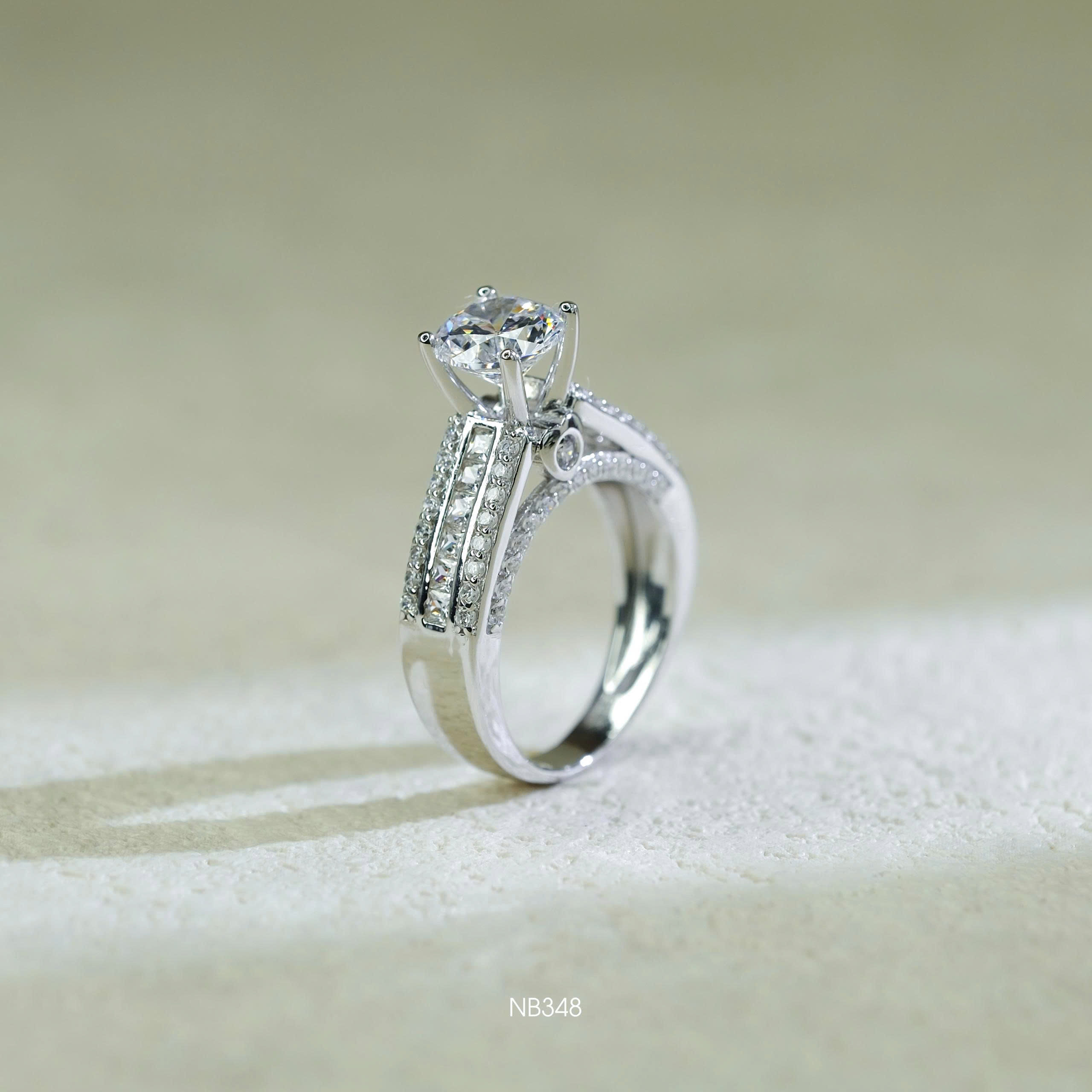 Nhẫn bạc đá CZ chủ 7li - SKH NB348