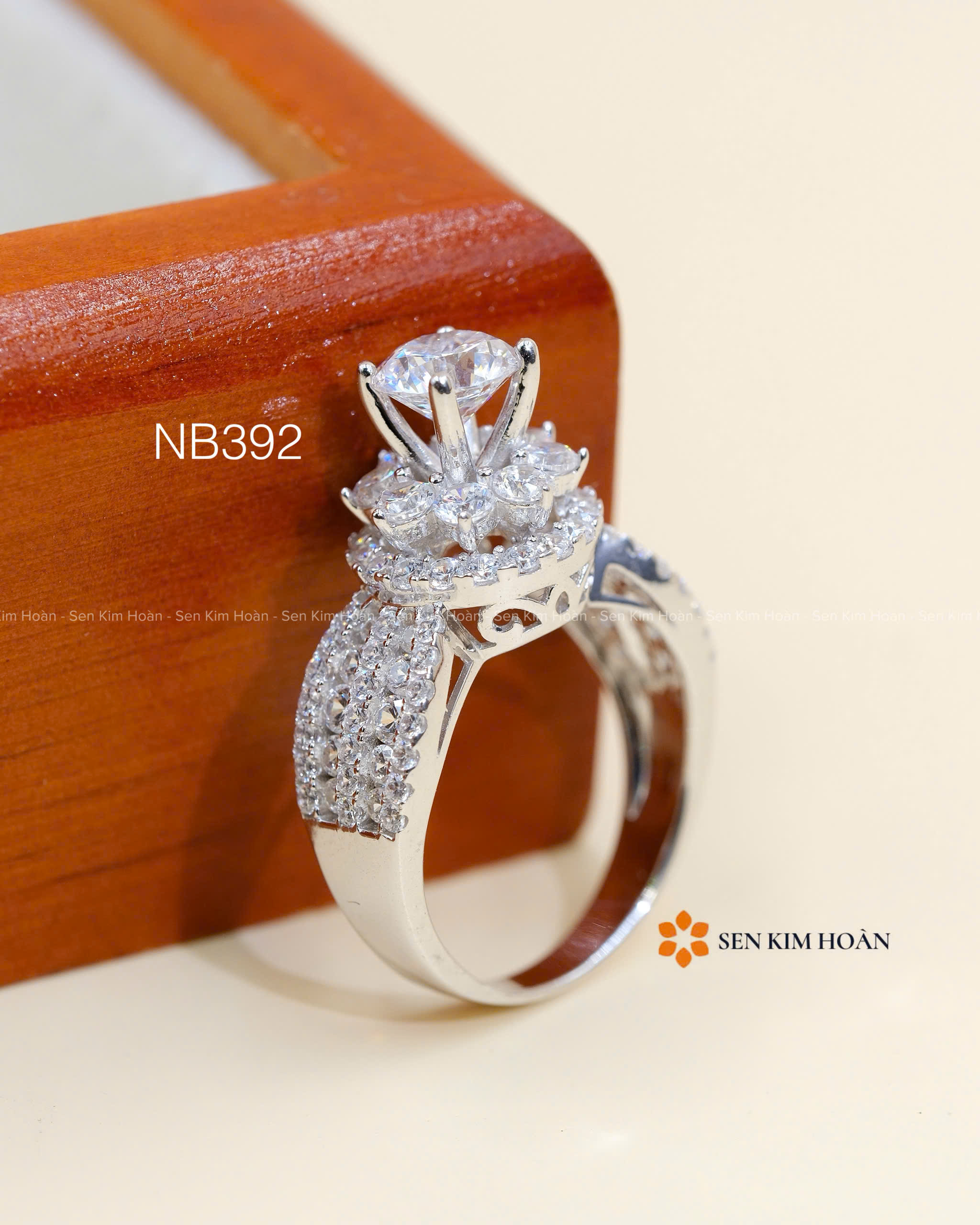 NHẪN NỮ HOÀNG 2 TẦNG CHỦ 6LI3.