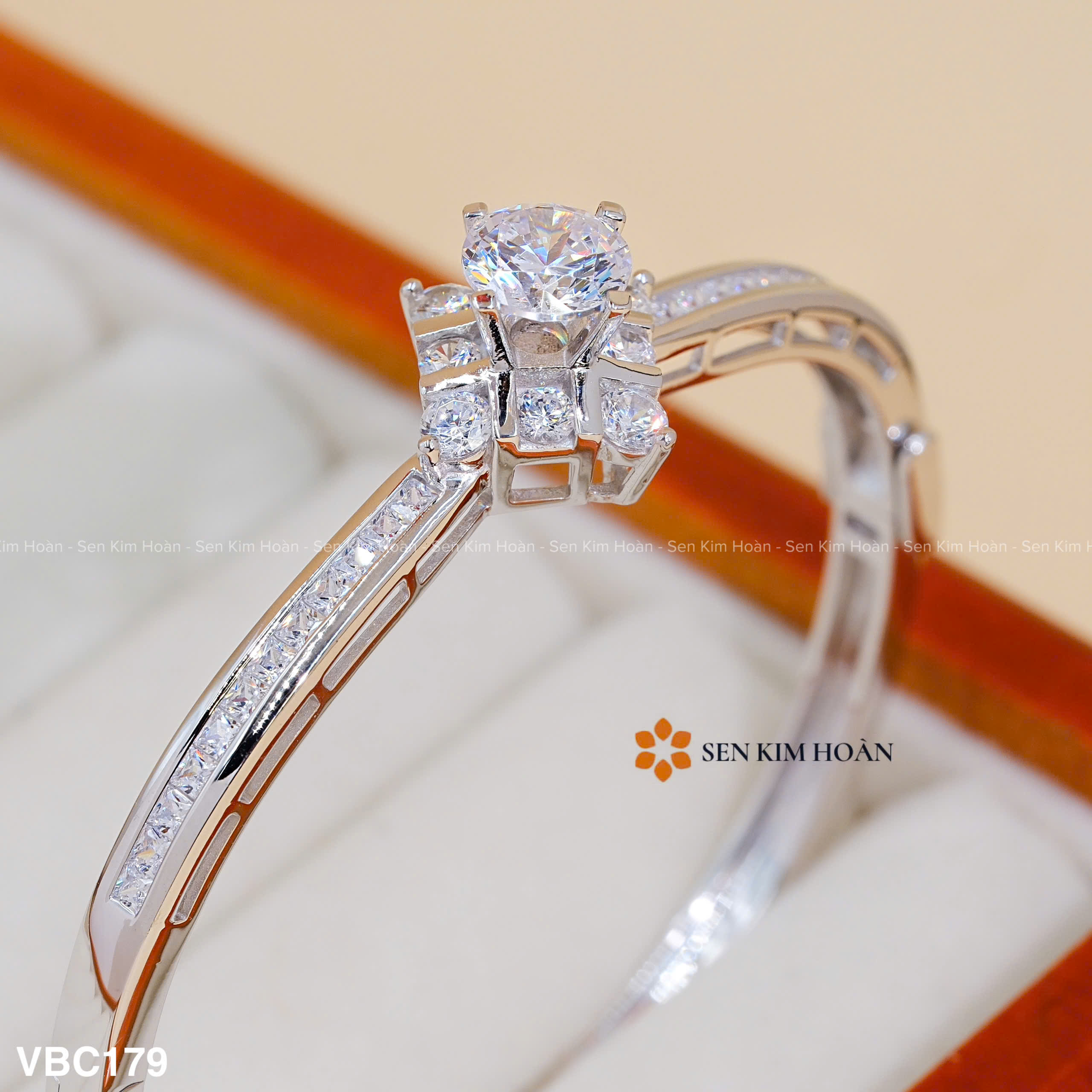 VÒNG TAY ĐAI TẤM ĐẾ THOI CHỦ 8LI2
