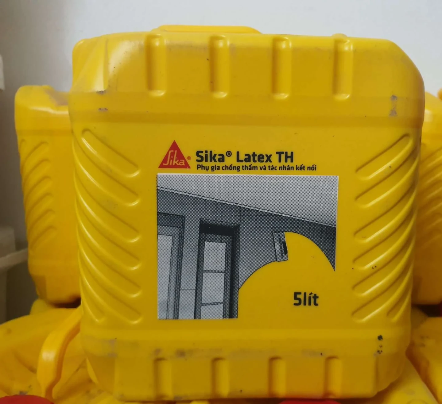 Can 5L Phụ Gia Chống Thấm Sika Latex TH Và Tác Nhân Kết Nối Cho Vữa và Bê Tông