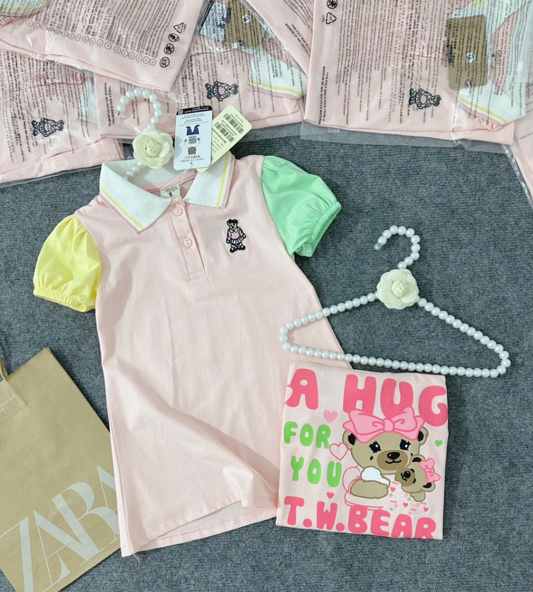 VÁY HỒNG CỔ TRỤ IN GẤU KUTE CHO BG