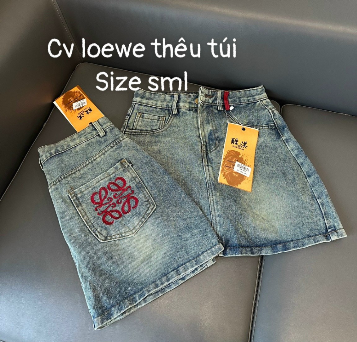CHÂN VÁY BÒ XANH THÊU CHỮ LOEWE ĐỎ