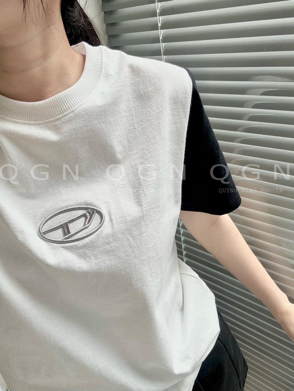 ÁO PHÔNG TRẮNG TAY ĐEN THÊU CHỮ D