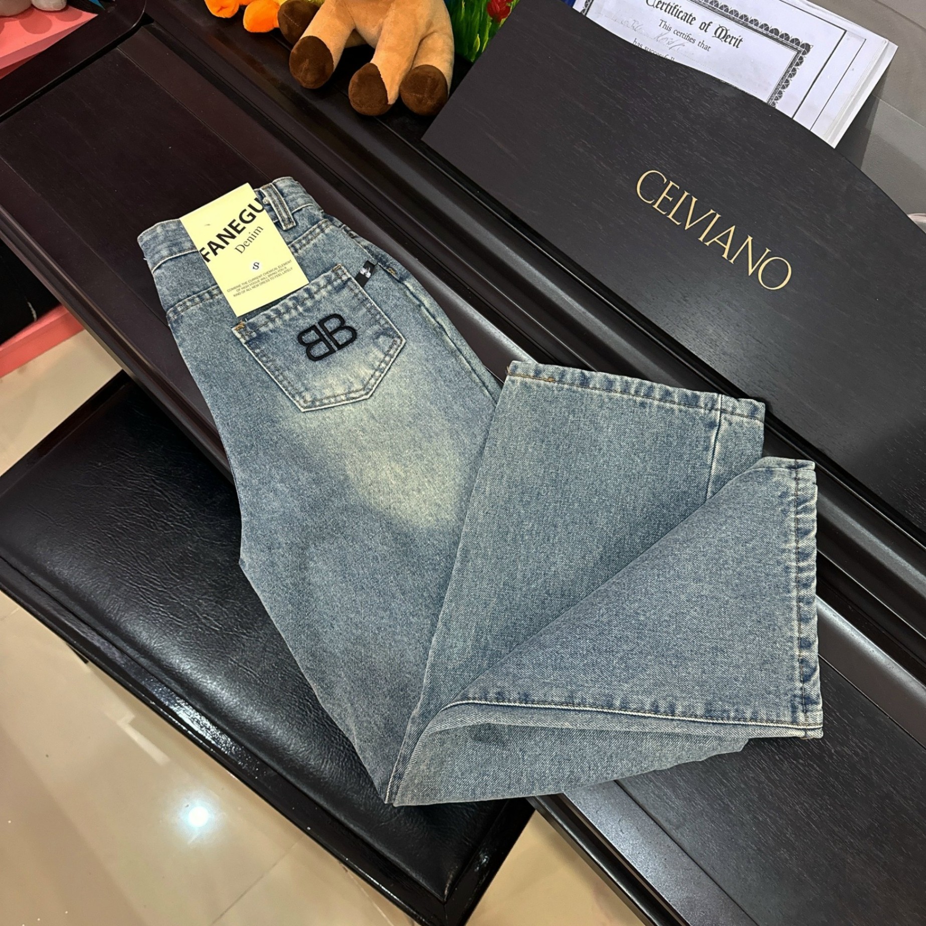 Quần bò xuông thêu chữ B