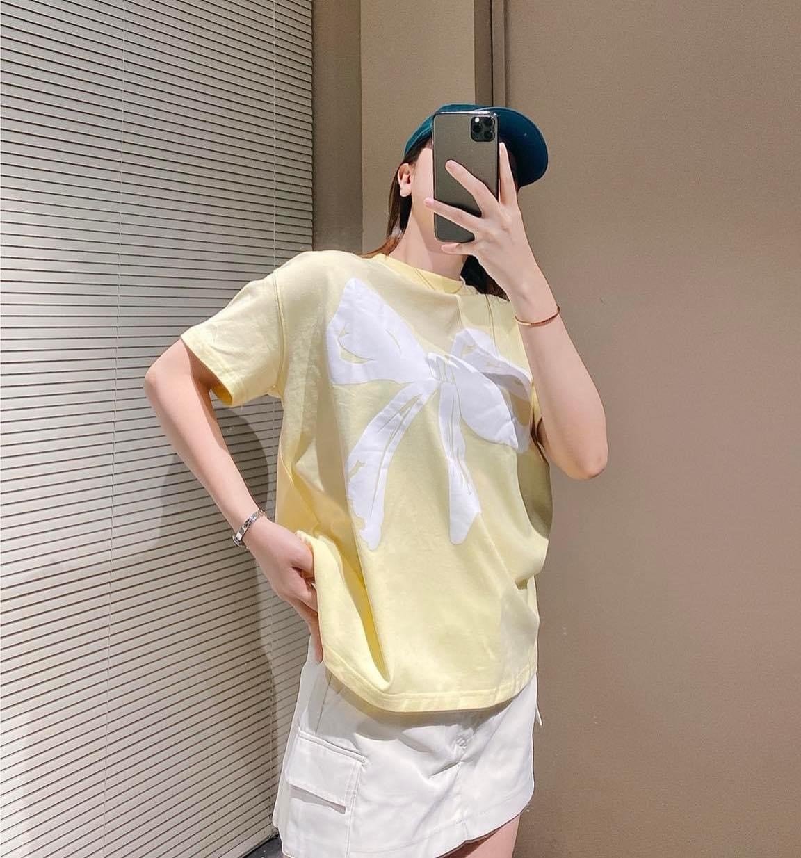 ÁO PHÔNG VÀNG NƠ TRẮNG IN NỔI HÓT HÍT