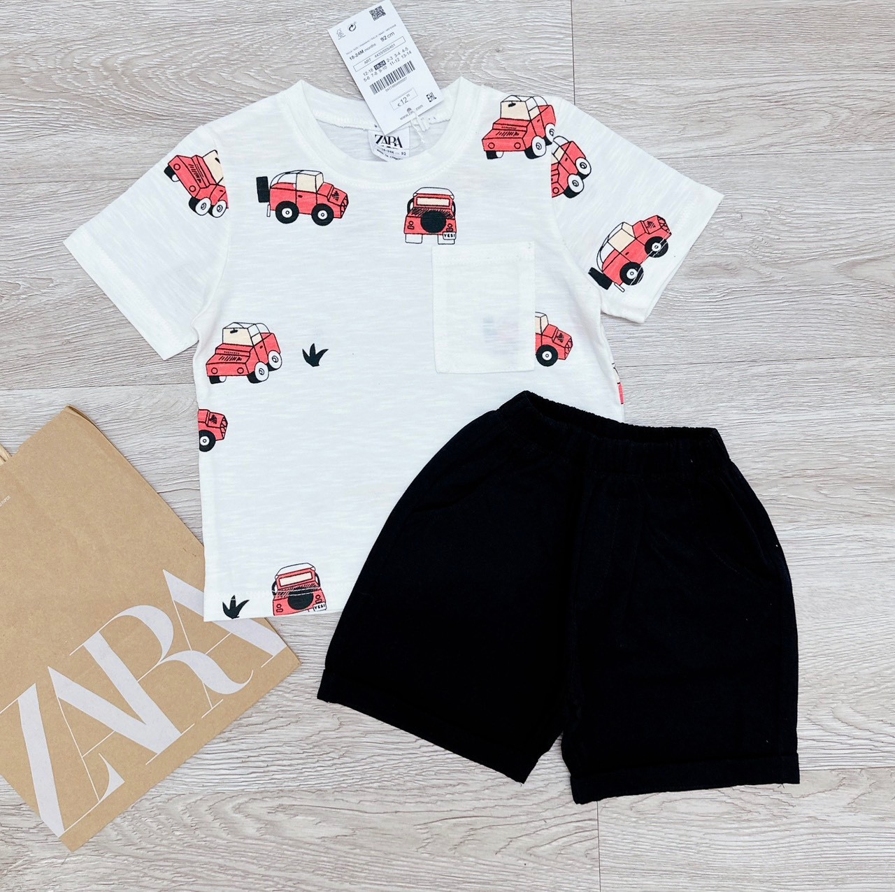 Bộ thun OTO đỏ áo cotton xược mix quần kaki đen bé trai VNXK