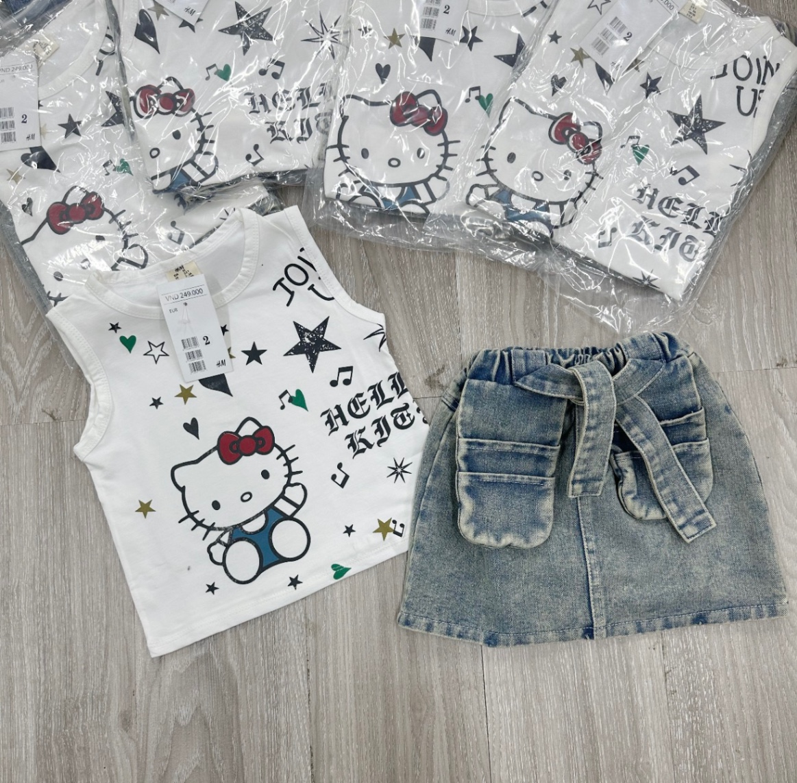 ÁO HELLO KITTY CHÂN VÁY BÒ