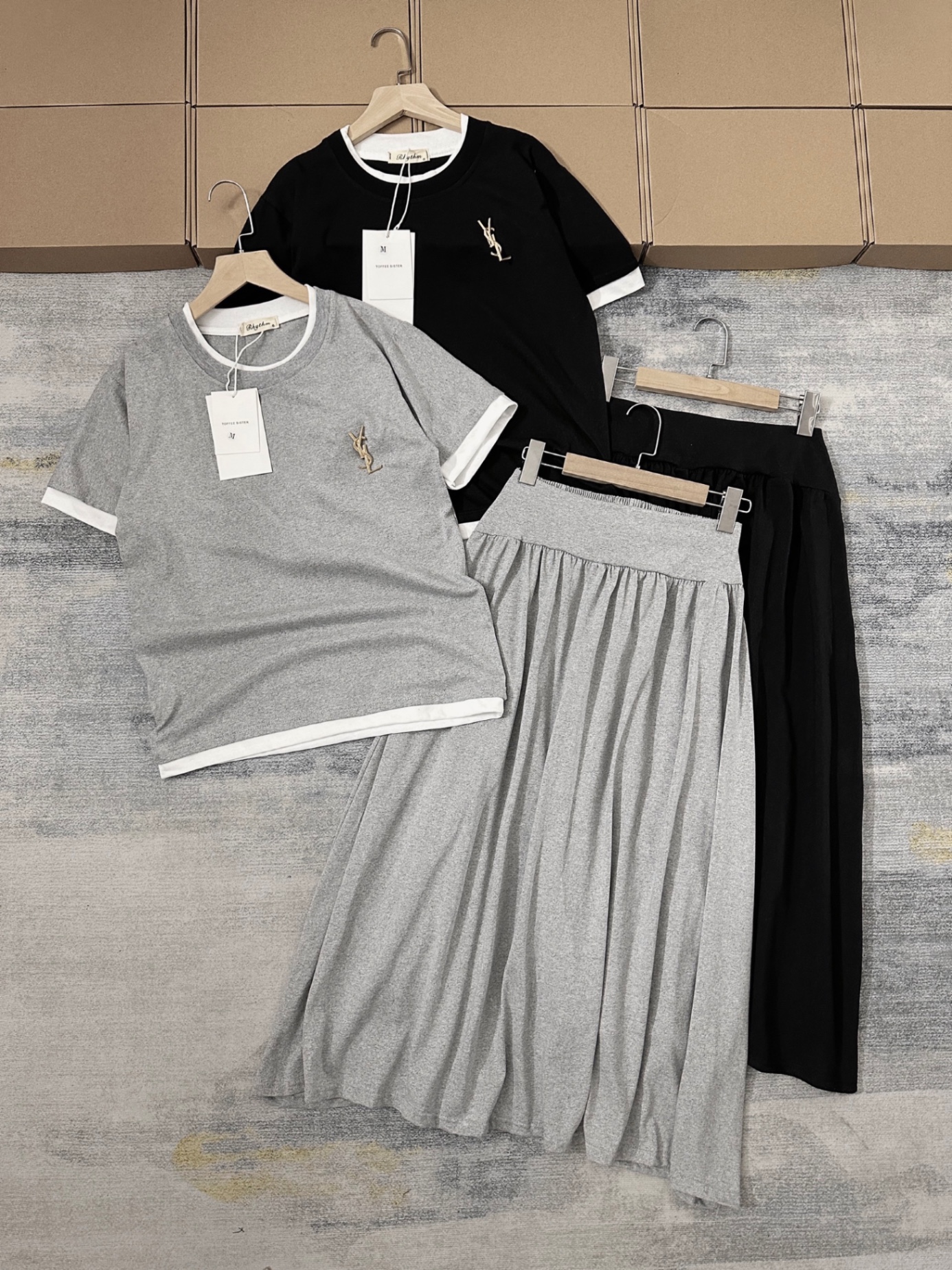 SET ÁO TAG YSL MIX CHÂN VÁY MIDI 2 MÀU ĐEN GHI