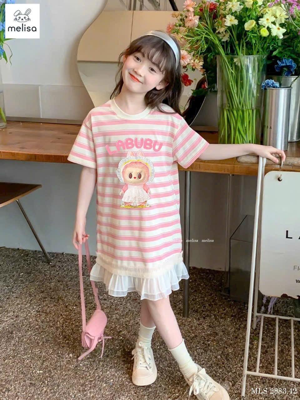 VÁY KẺ HỒNG LABUBU