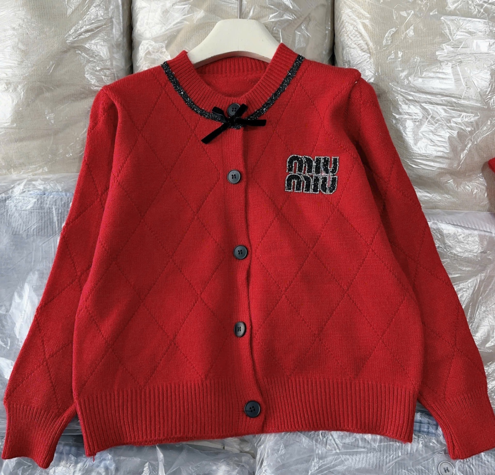 áo len đỏ miumiu đá