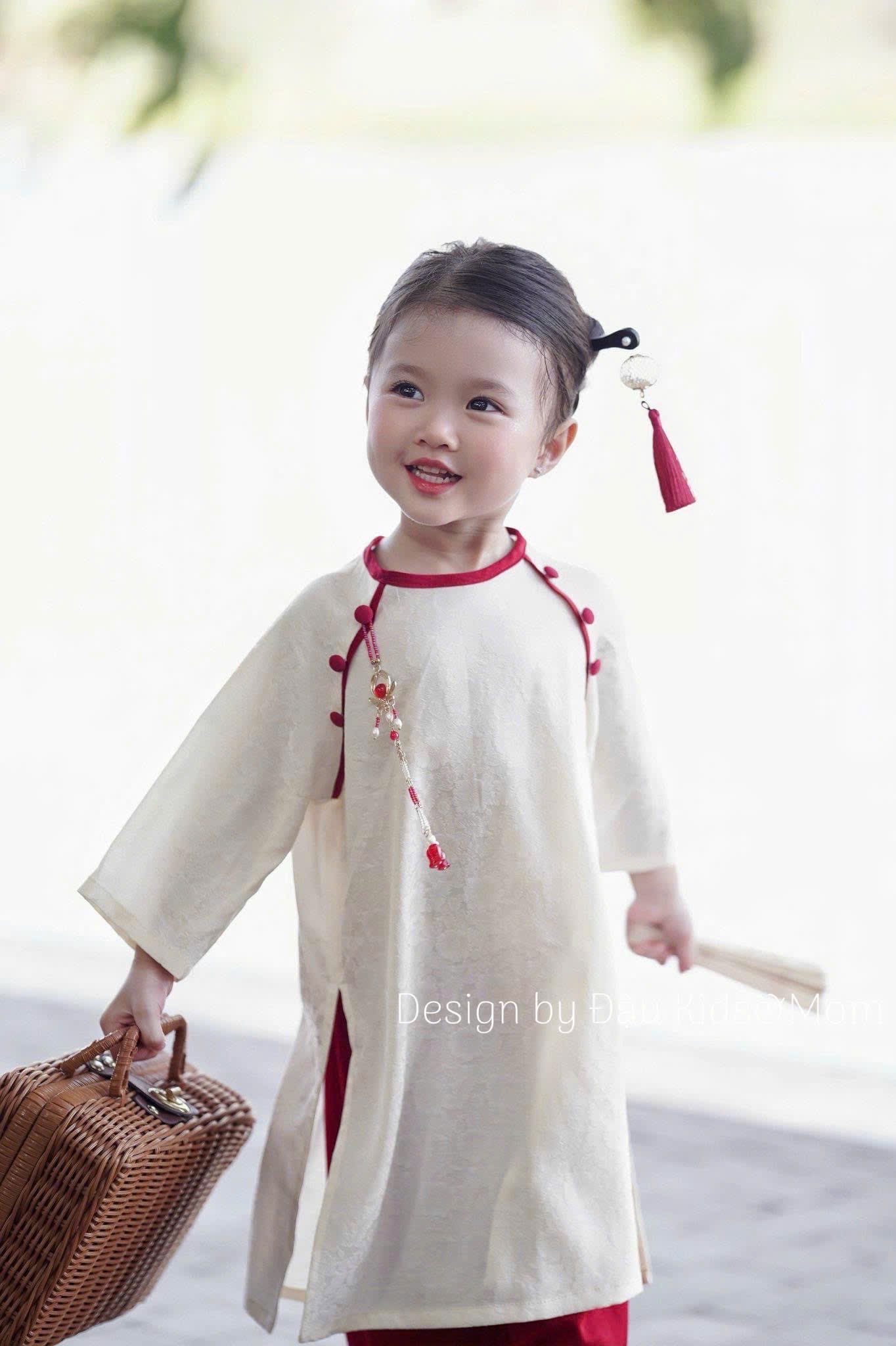 set áo dài gấm trắng quần đỏ kèm khăn