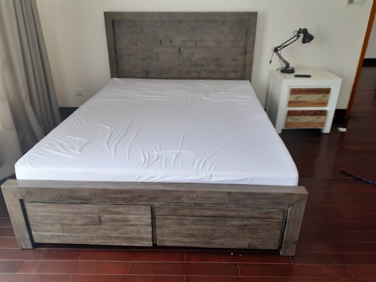 NEW YORK Queenbed With Storge