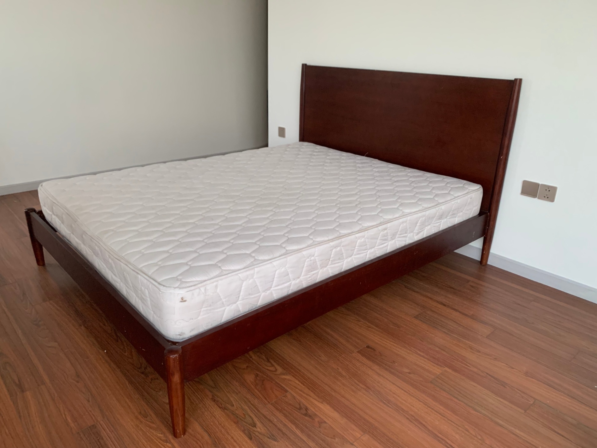Queen Bed - 10