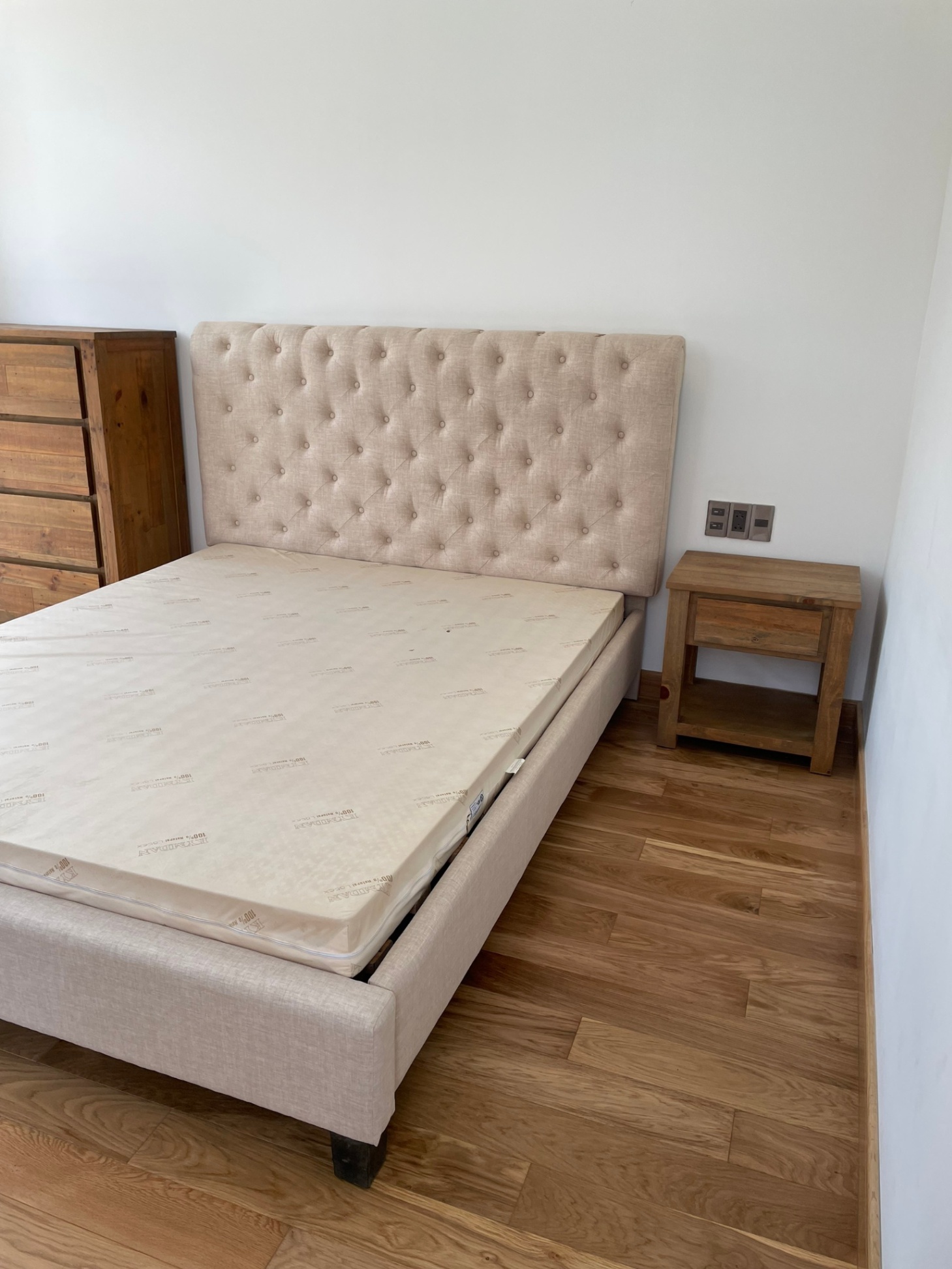 Queen Bed - 8