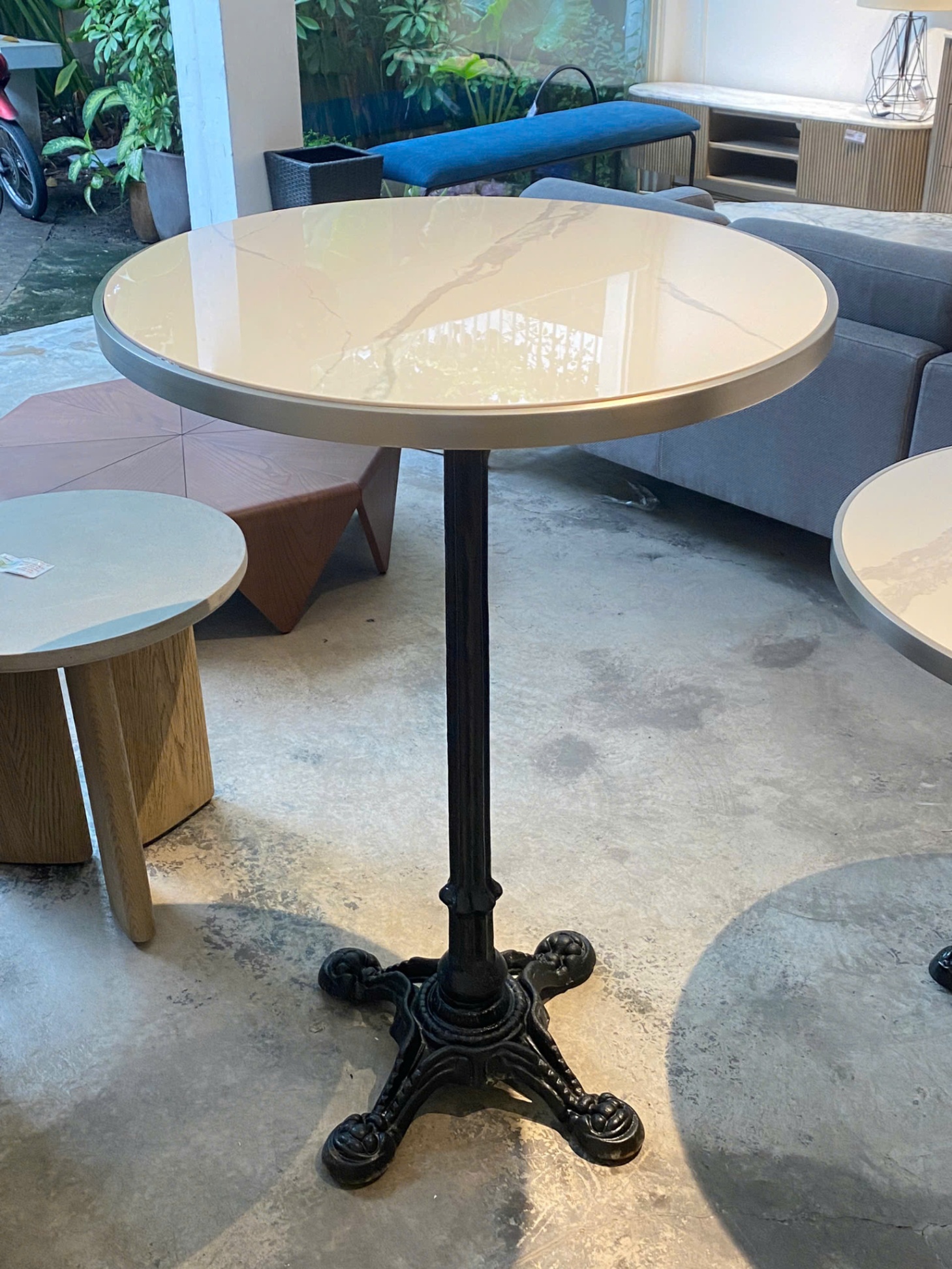 Bar Table 13