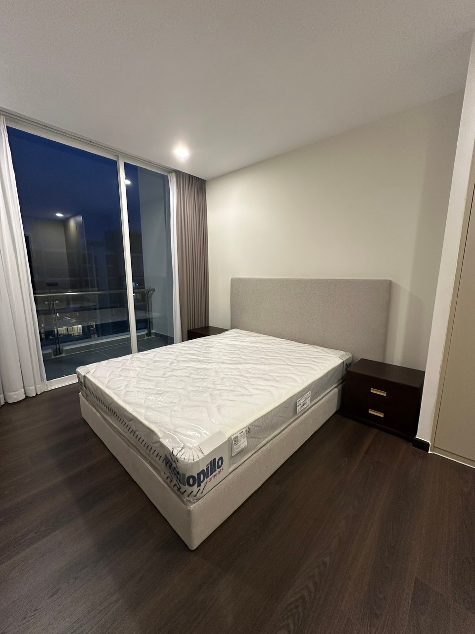 Queen Bed 43