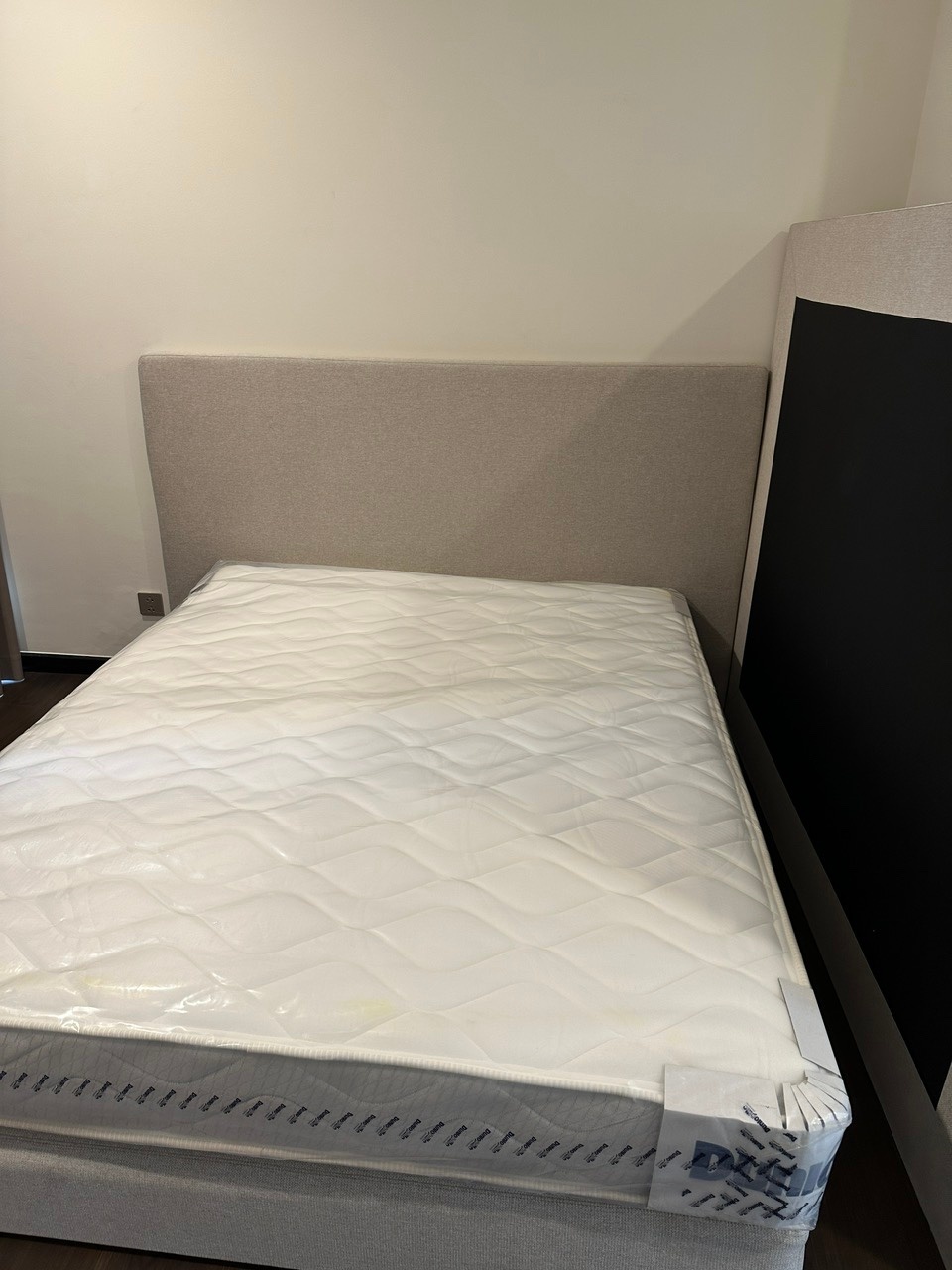 Queen Bed 43